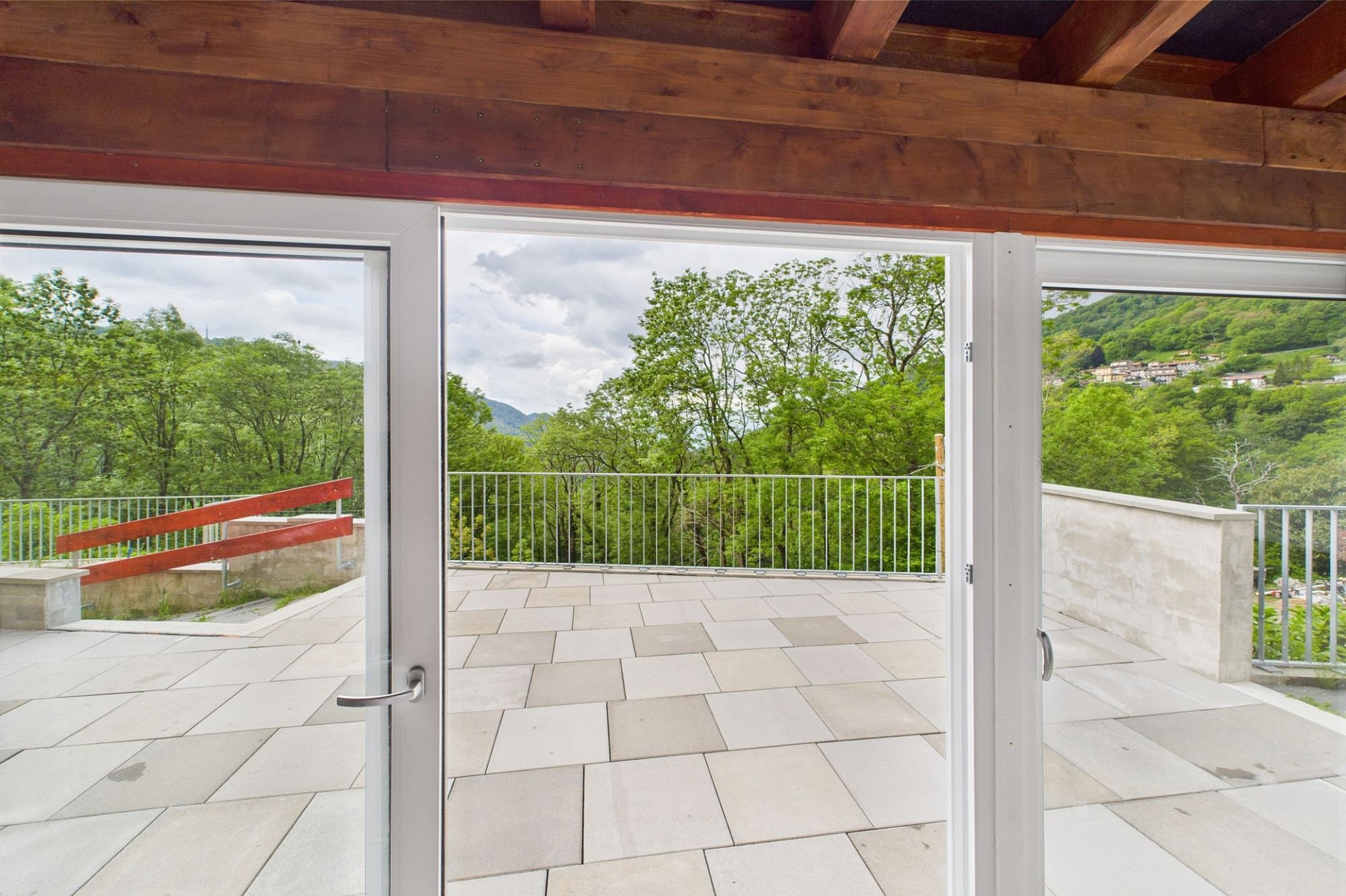 Terrasse mit Berg- und Grünblick