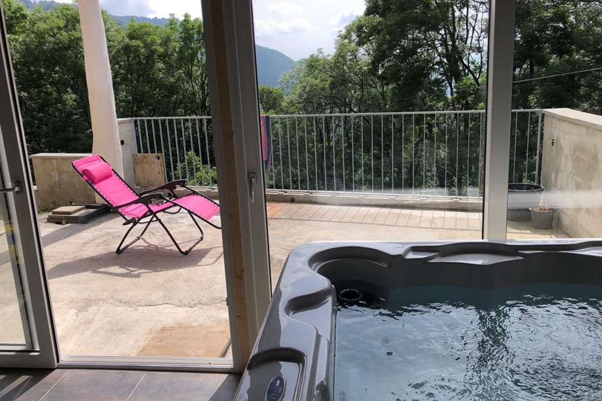 Terrasse mit Whirlpool und Bergblick
