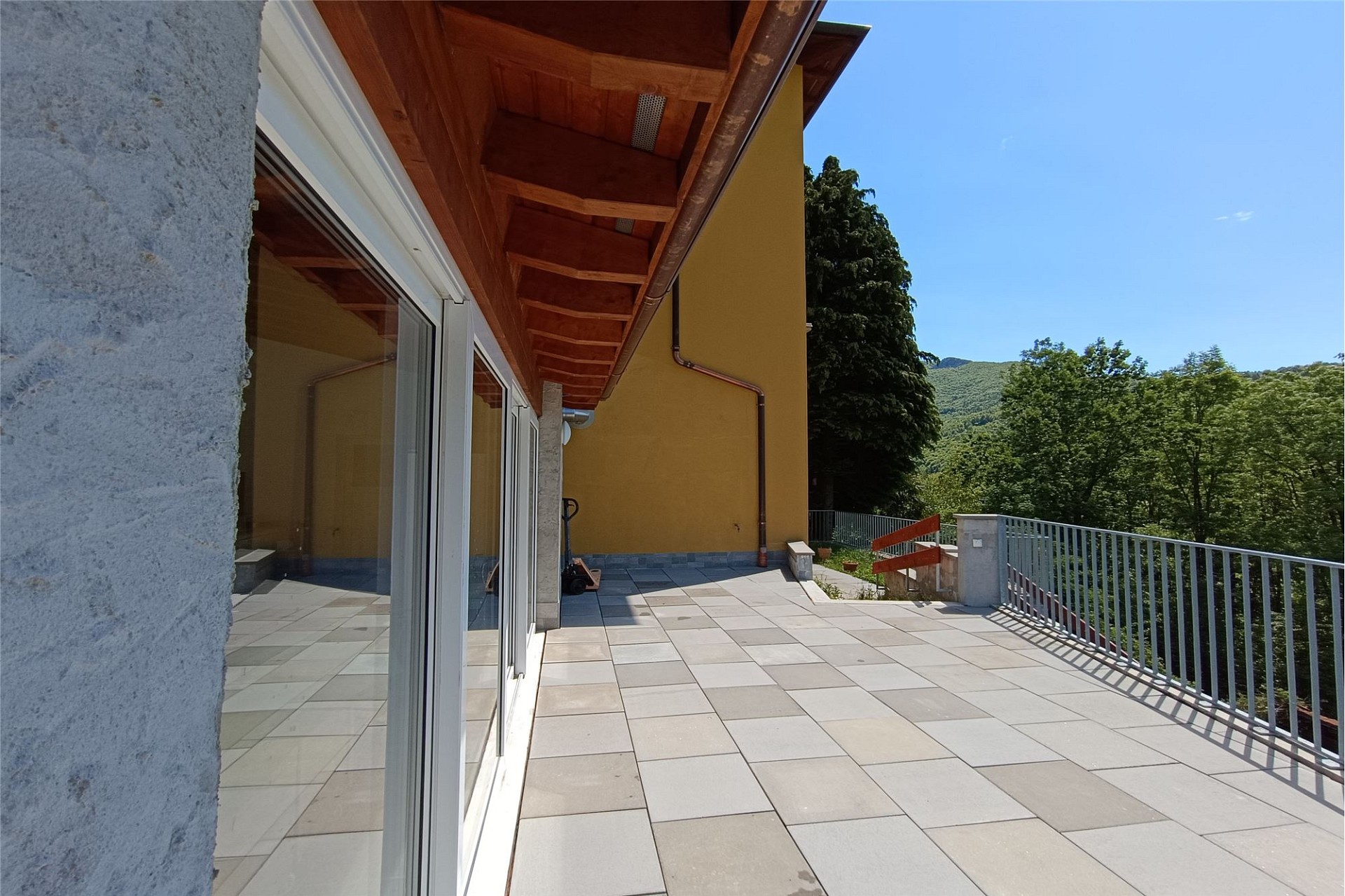 Große Terrassenfläche mit Bergblick
