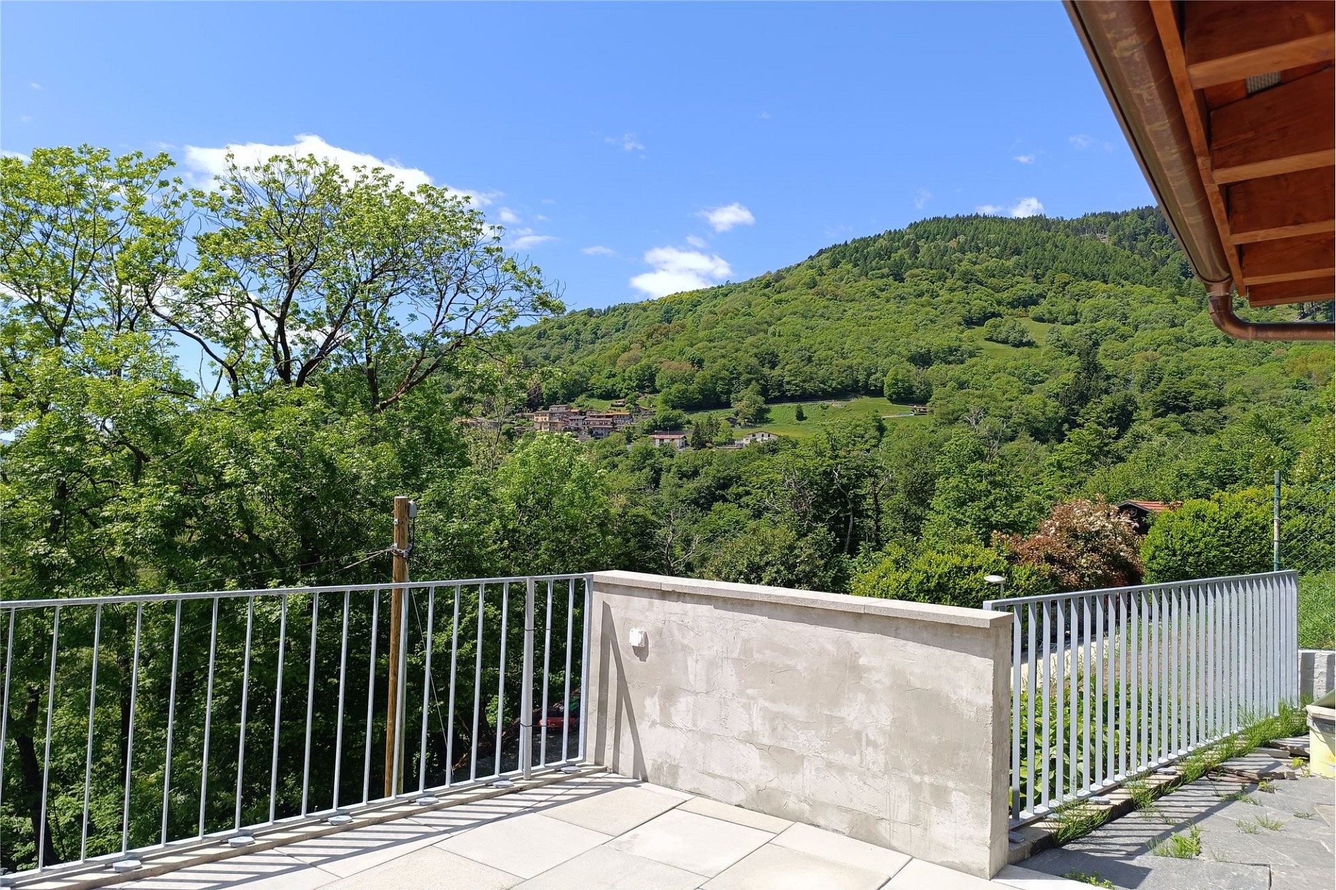 Balkon mit Bergblick