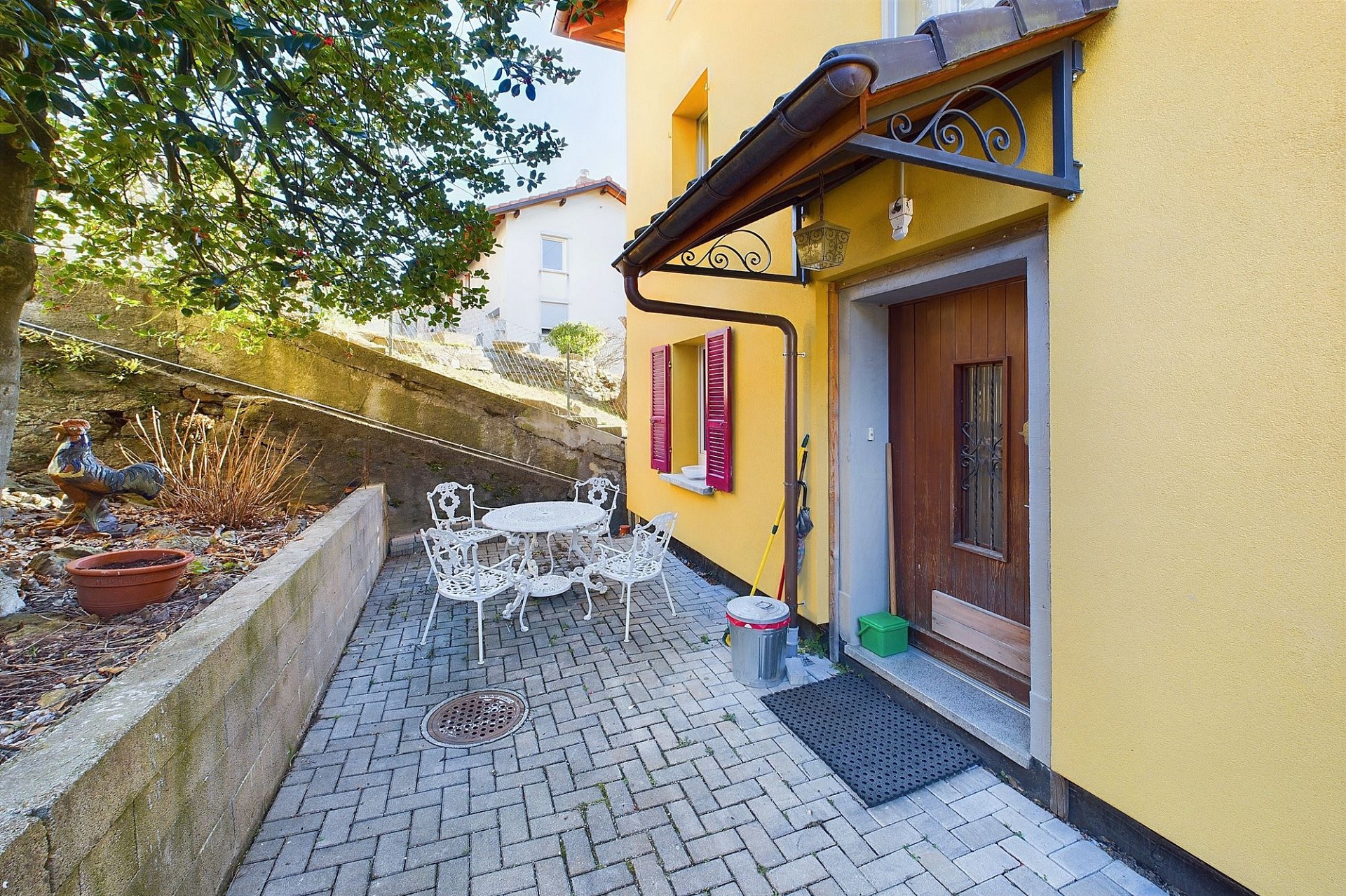 Terrasse neben dem Hauseingang
