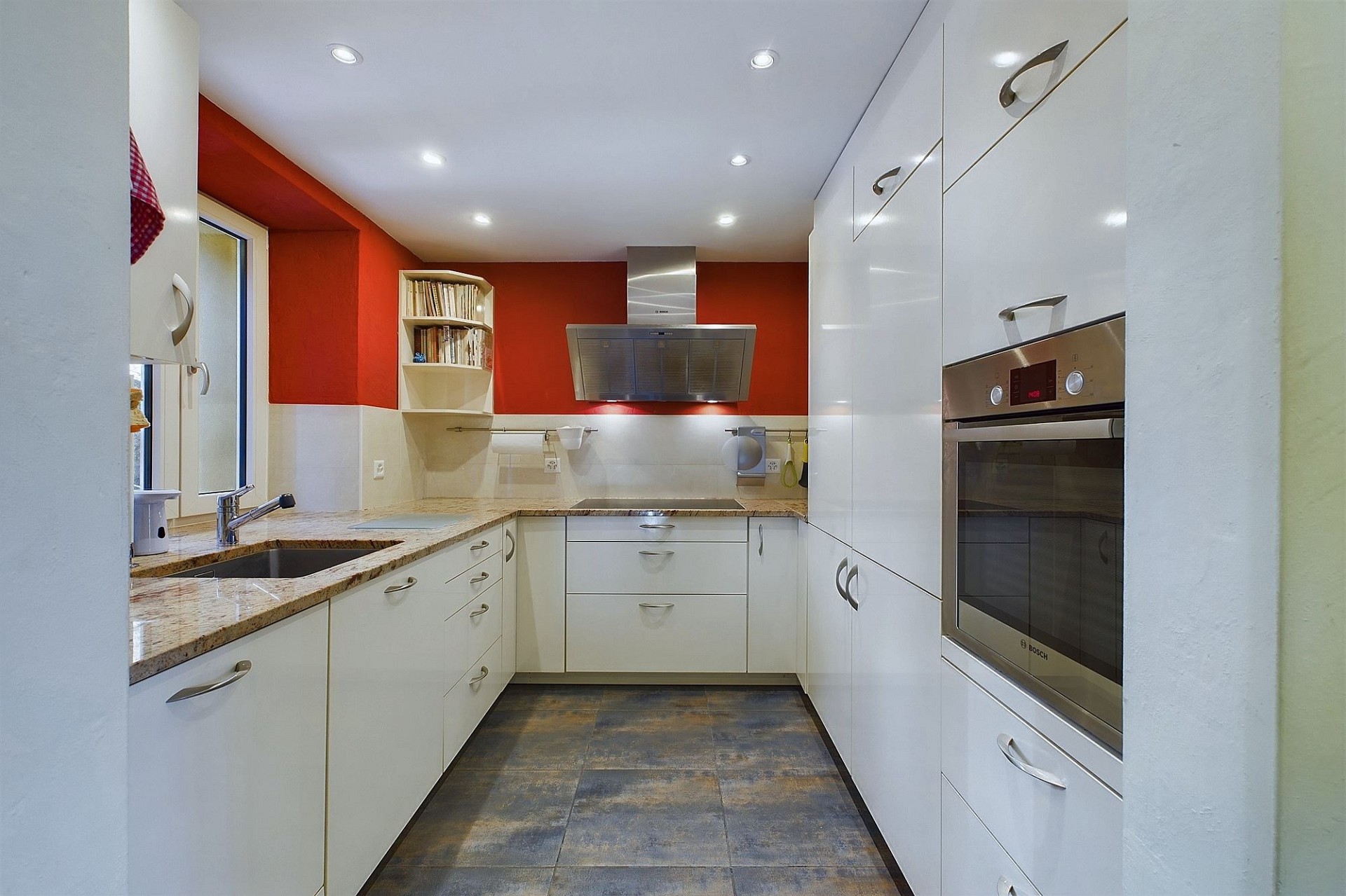 Moderne Einbauküche mit roter Akzentwand