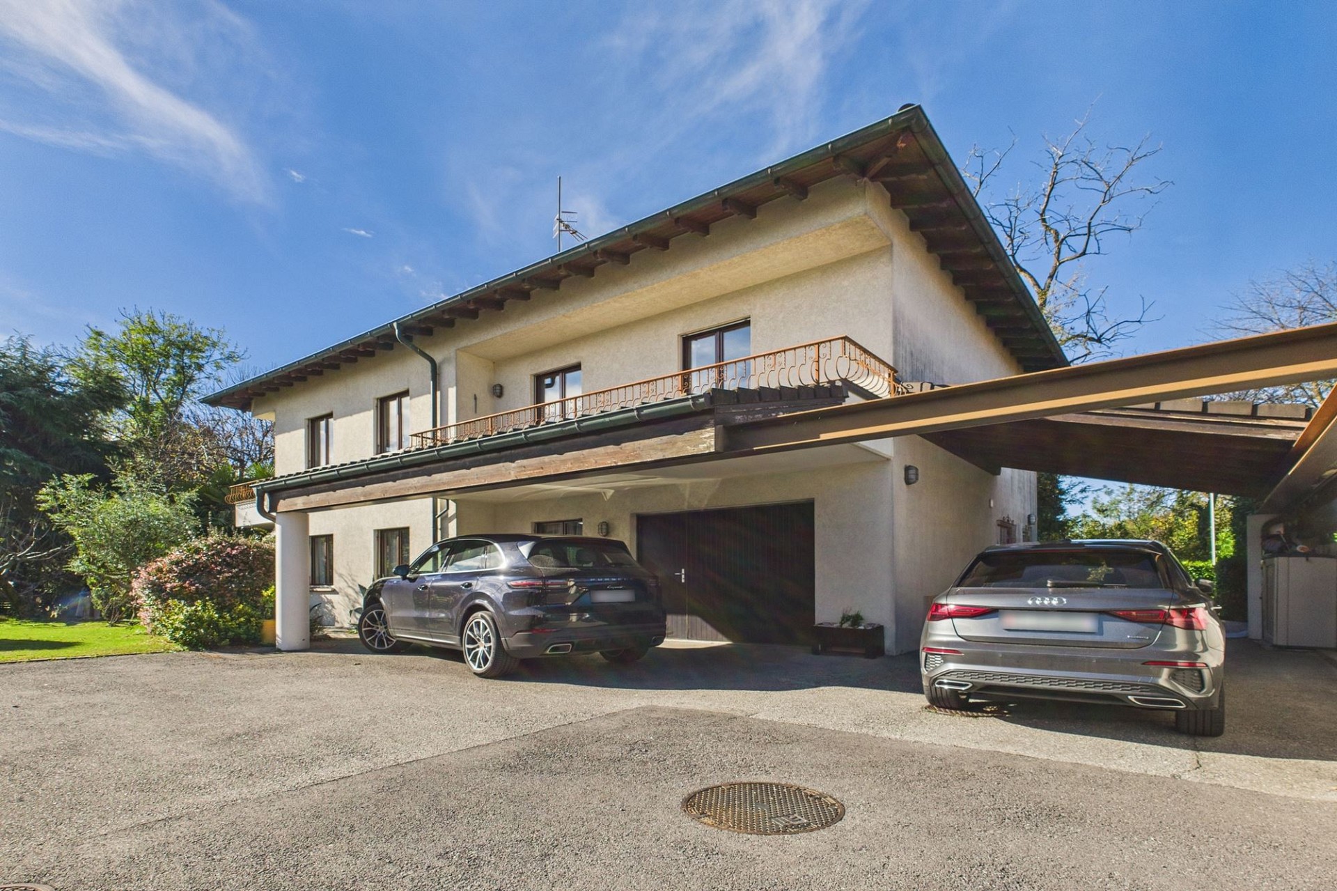 Außenansicht eines Einfamilienhauses mit Carport