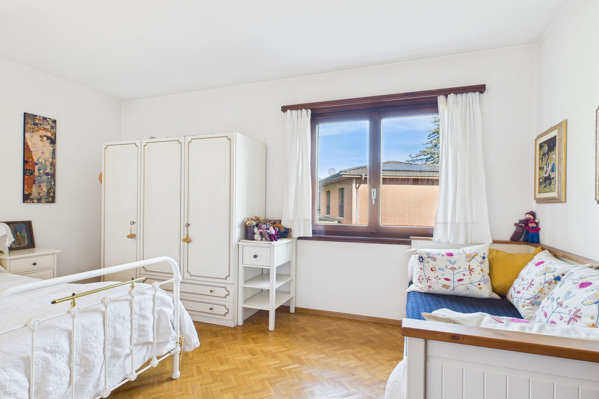 Helles Schlafzimmer mit traditioneller Einrichtung