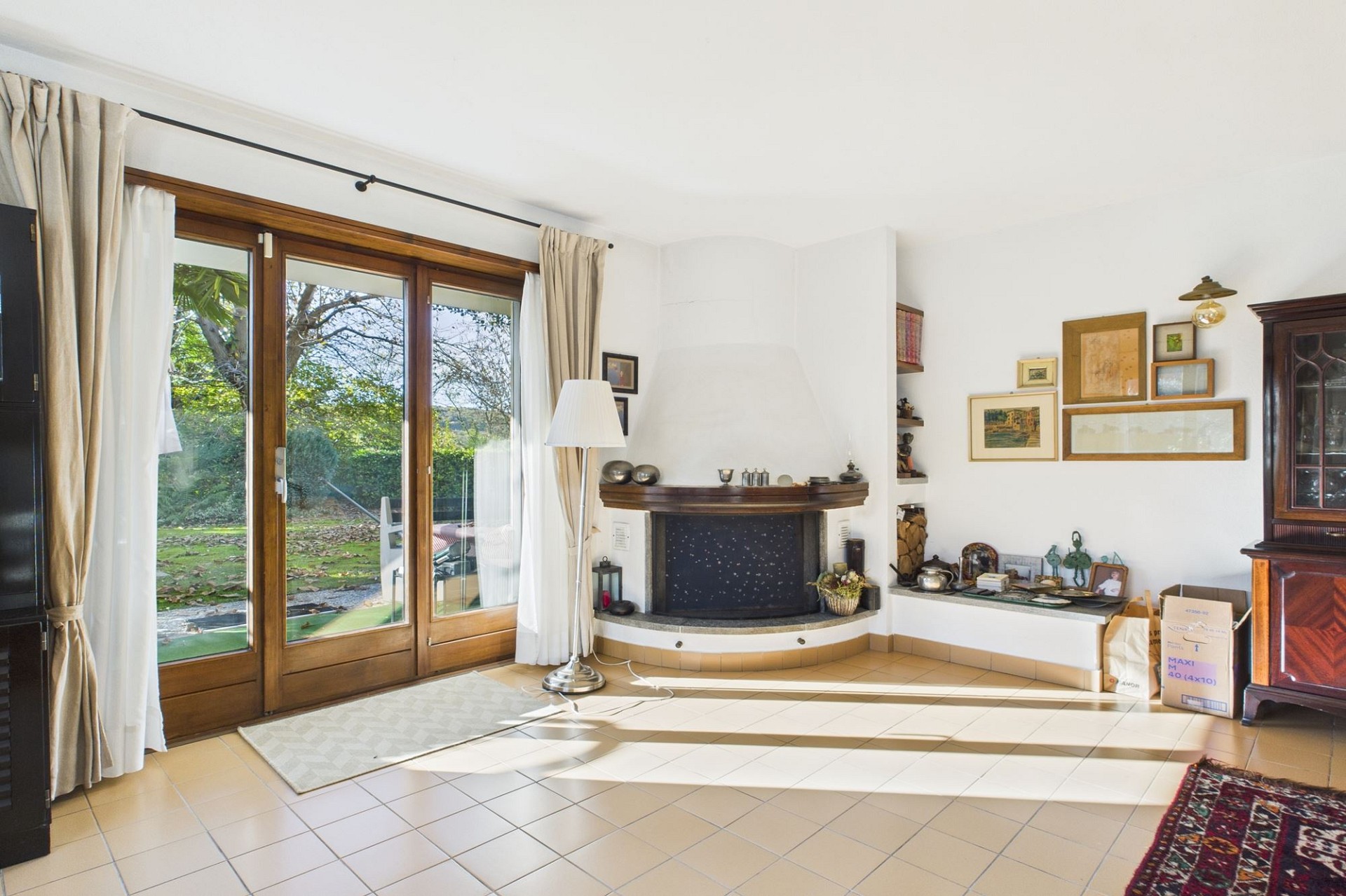 Heller Wohnraum mit Kamin und Terrassentür