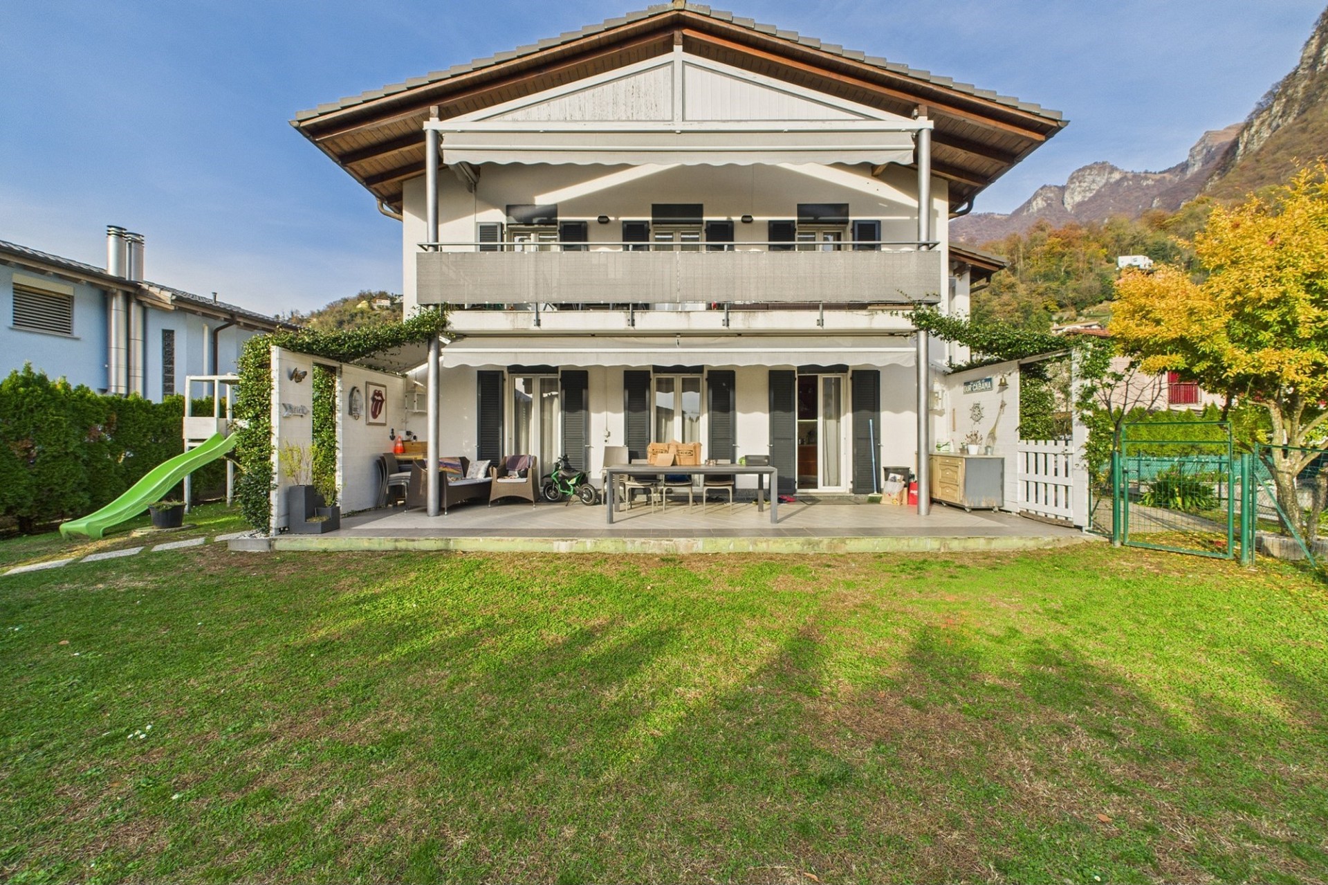 Großzügiges Haus mit Garten und Bergkulisse