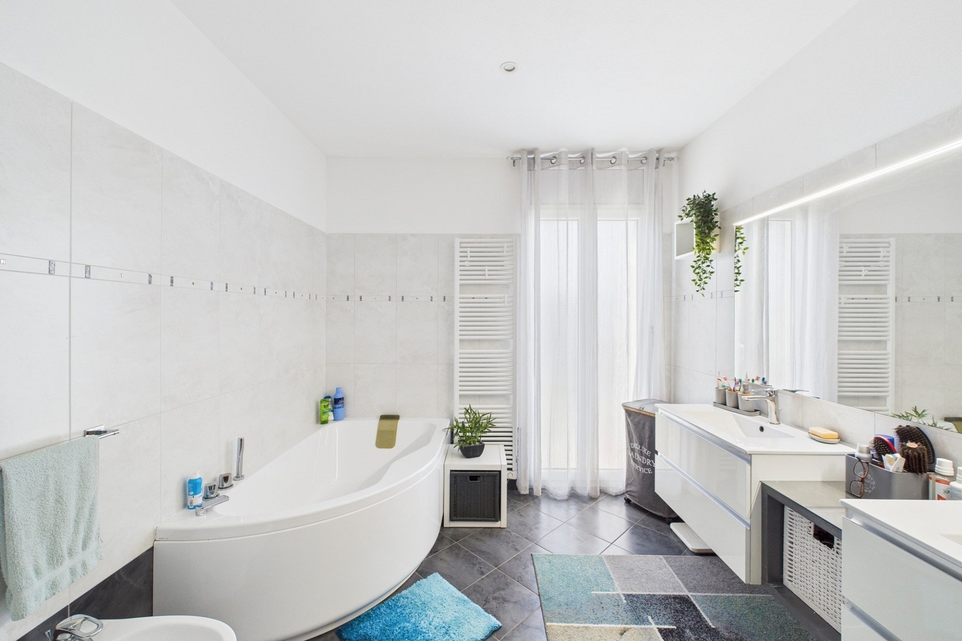 Modernes Badezimmer mit Badewanne und Waschtisch