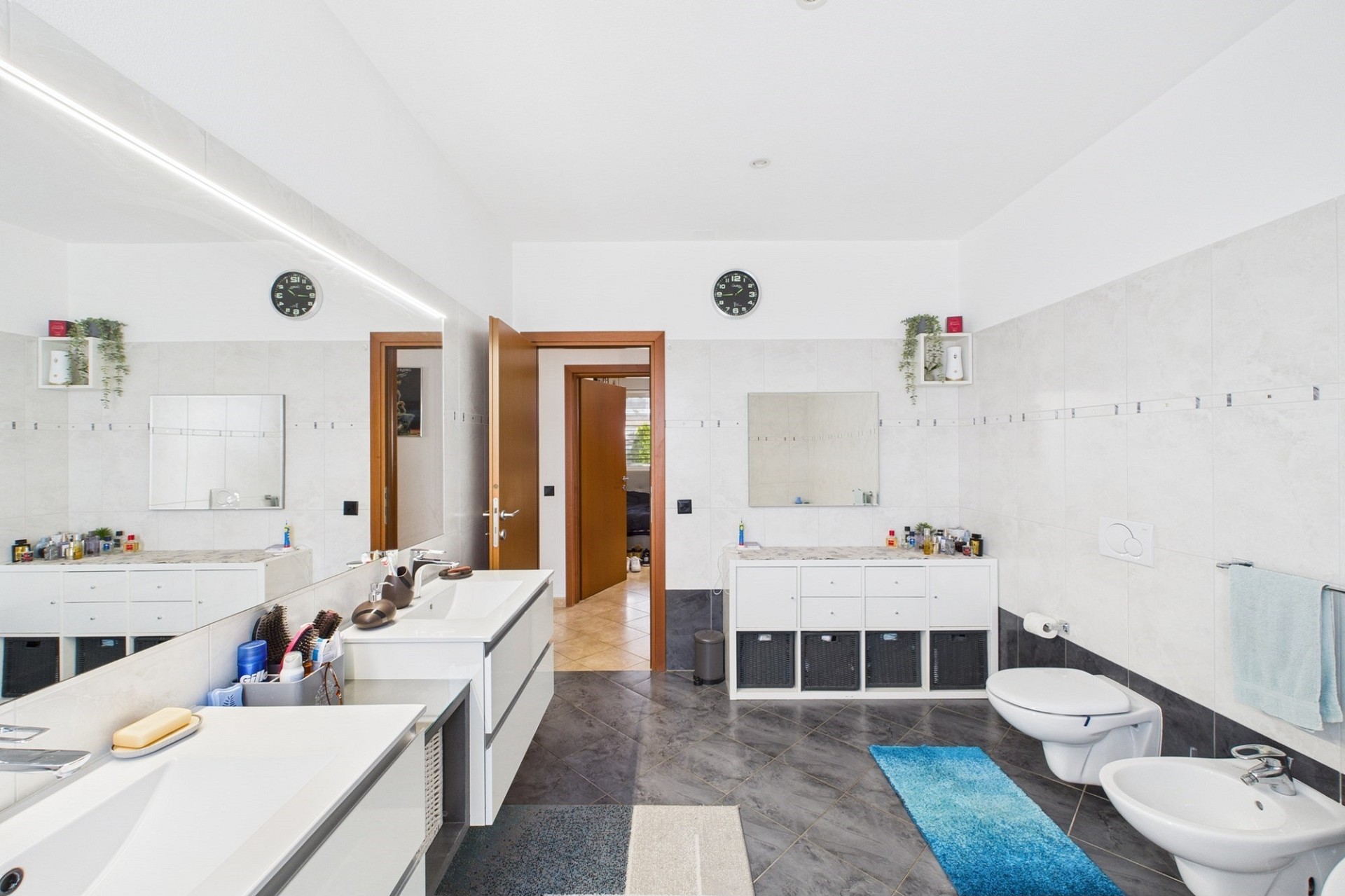 Modernes Badezimmer mit Doppelwaschtisch und WC