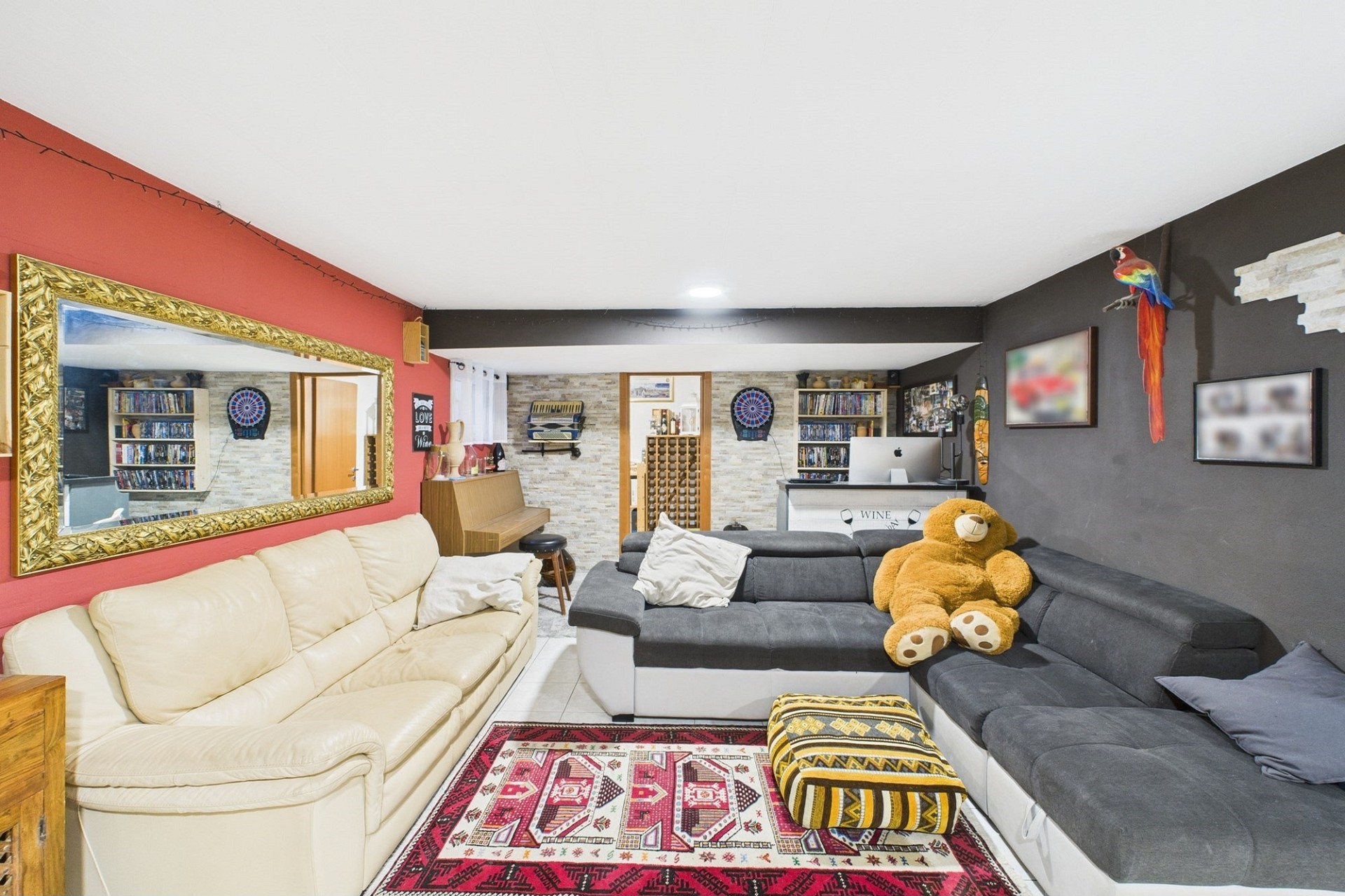 Bunter Wohnbereich mit Sofa und dekorativer Wandgestaltung
