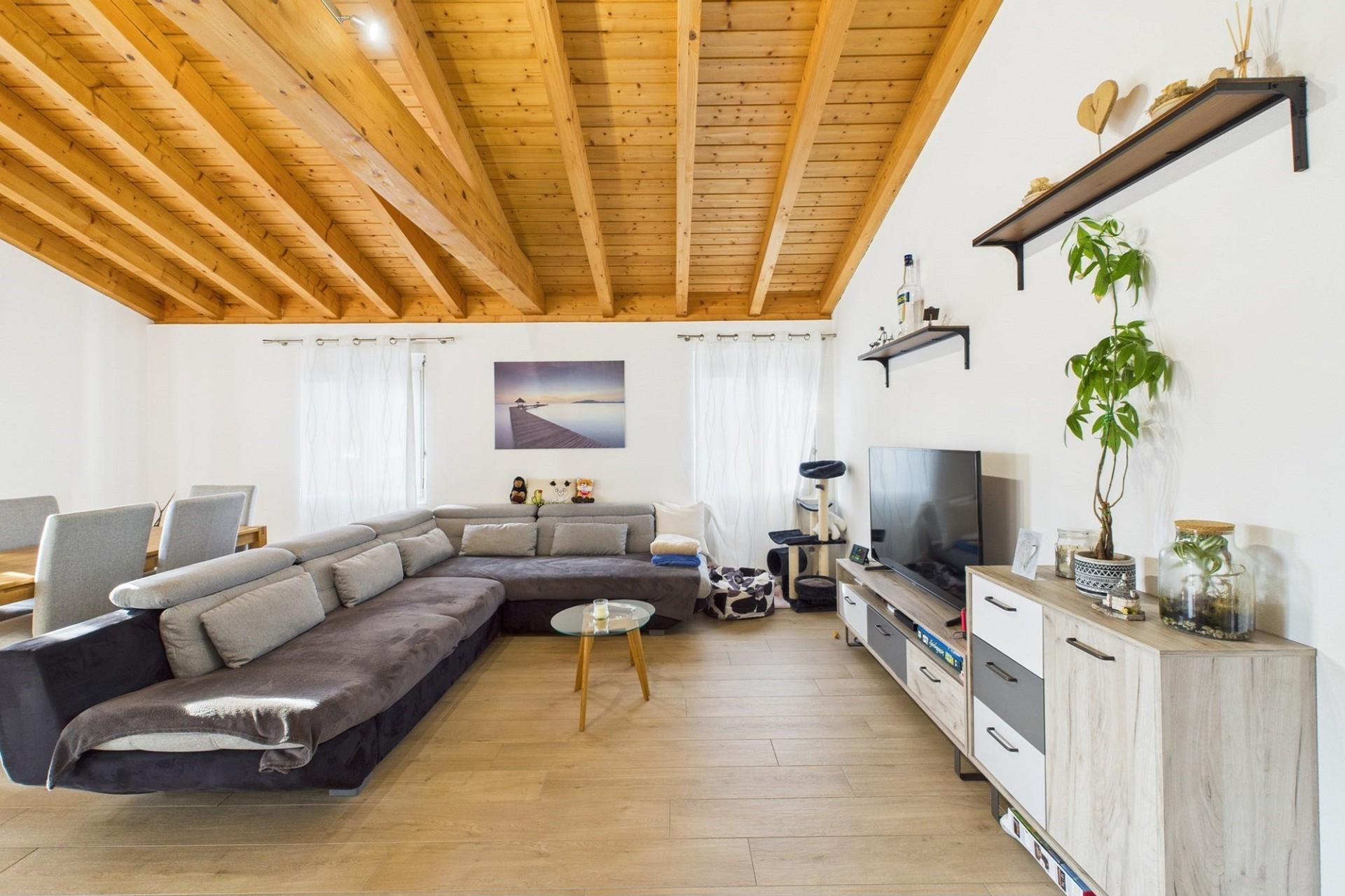 Helles Wohnzimmer mit Holzdecke