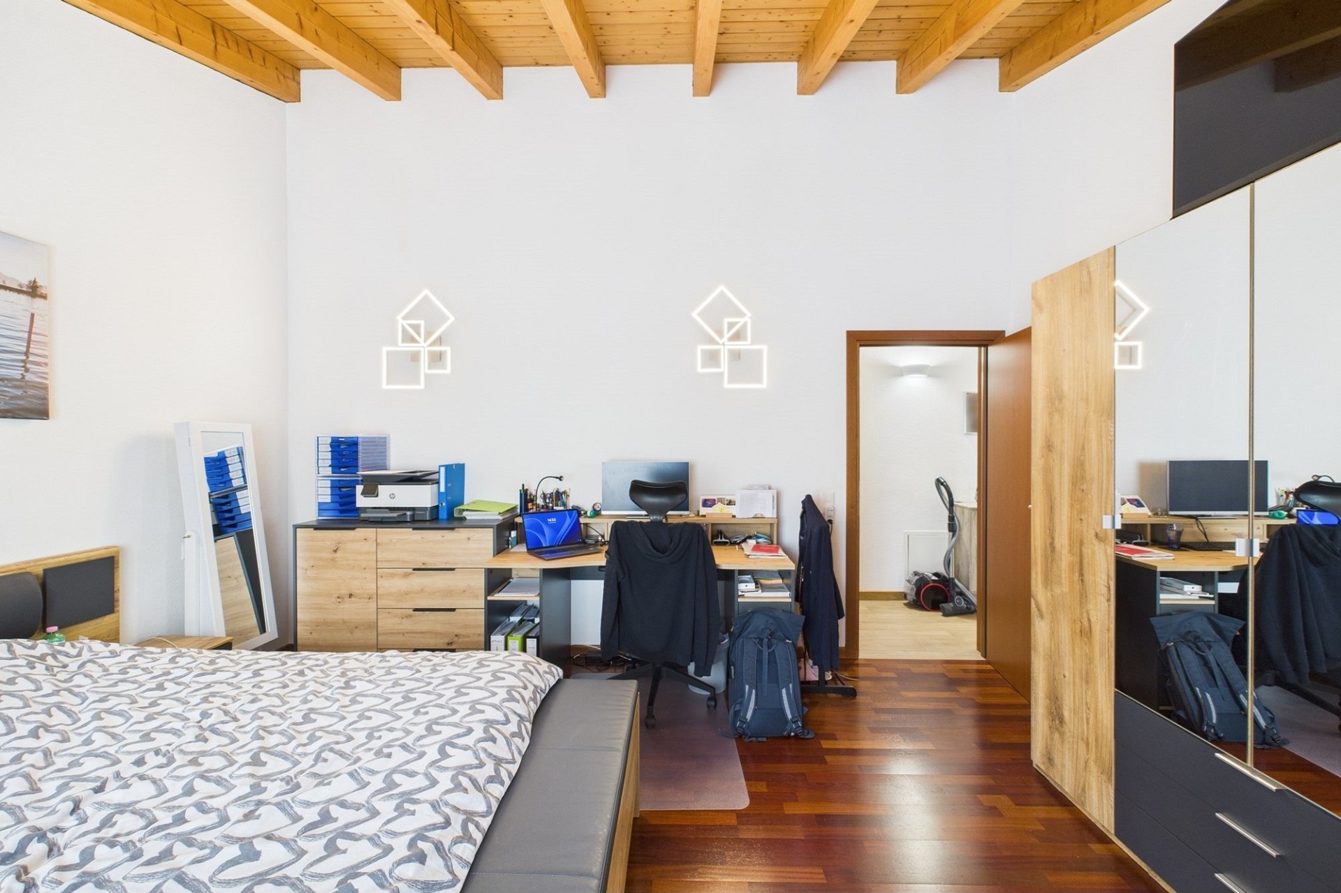 Modernes Schlafzimmer mit Arbeitsbereich