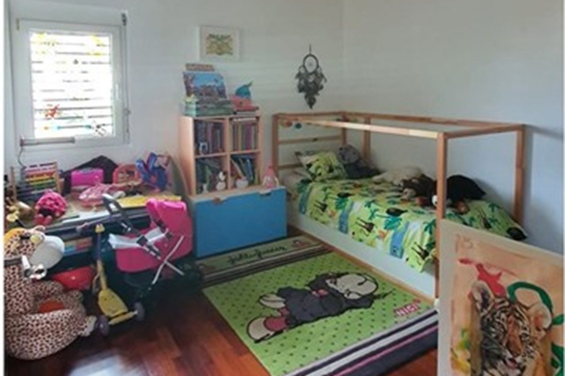 Kinderzimmer mit Spielbereich und Einzelbett