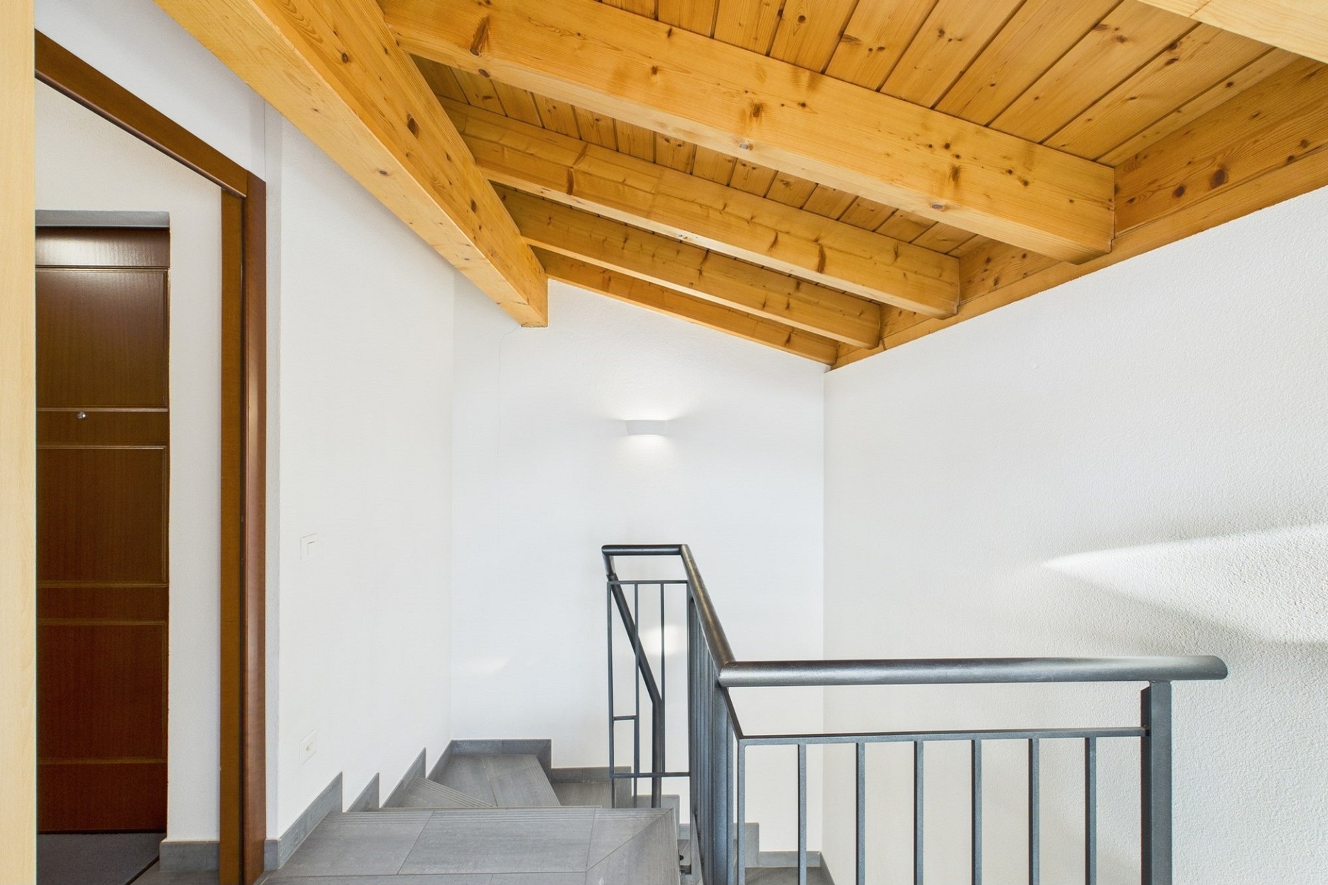 Treppenhaus mit Holzdecke