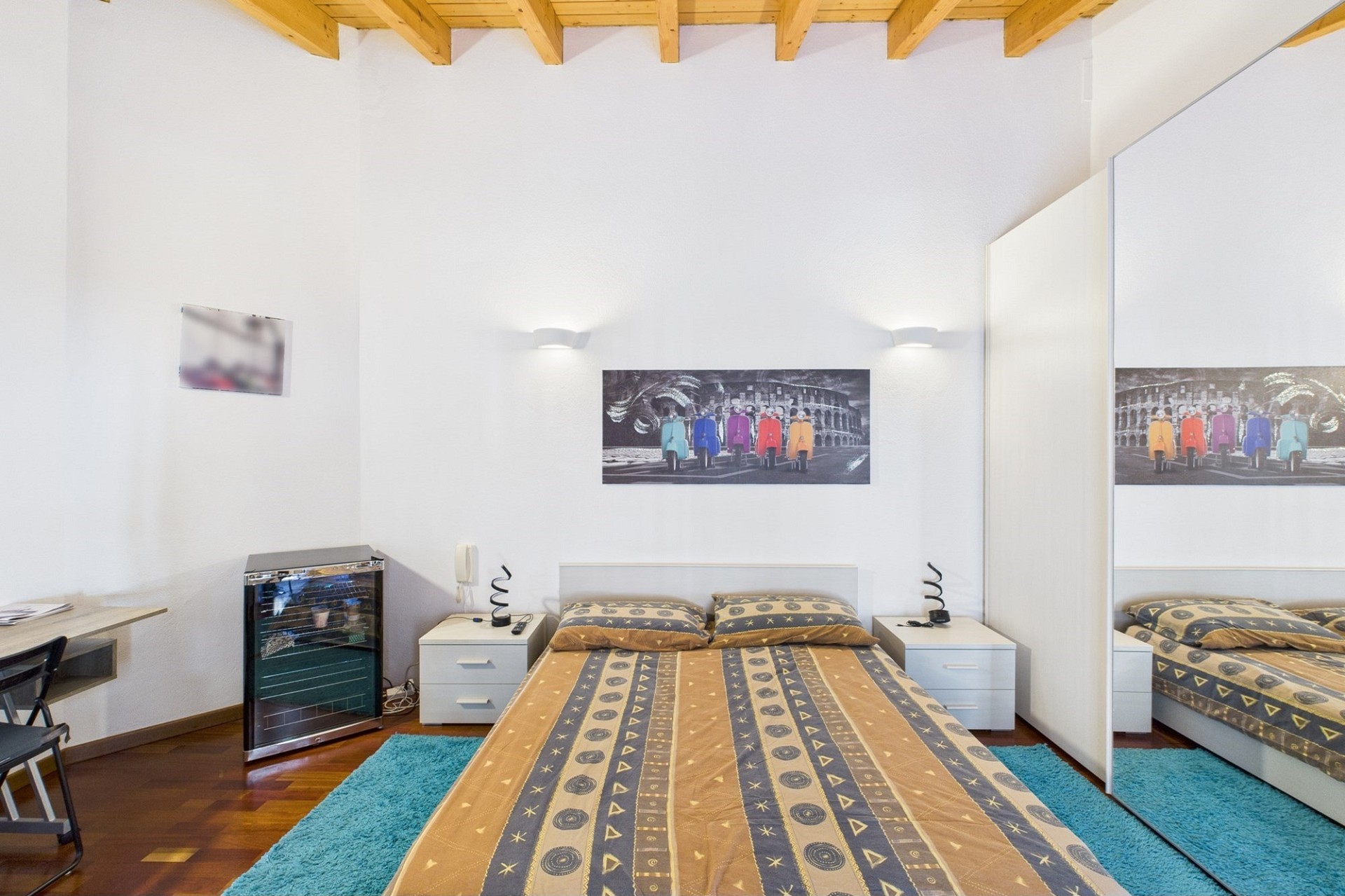 Schlafzimmer mit Dachbalken und Spiegelkleiderschrank
