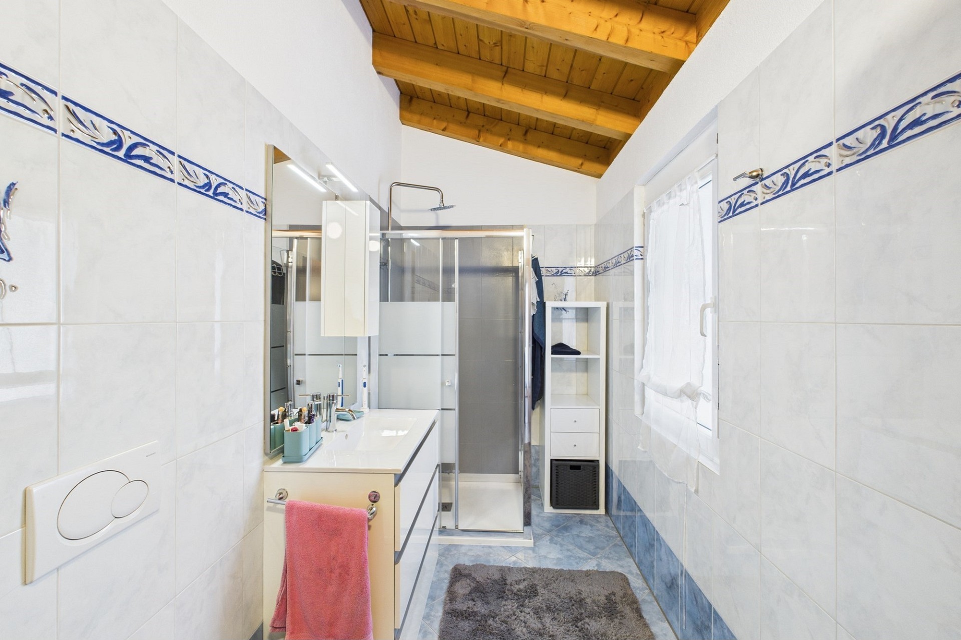 Schmales Badezimmer mit Holzdecke