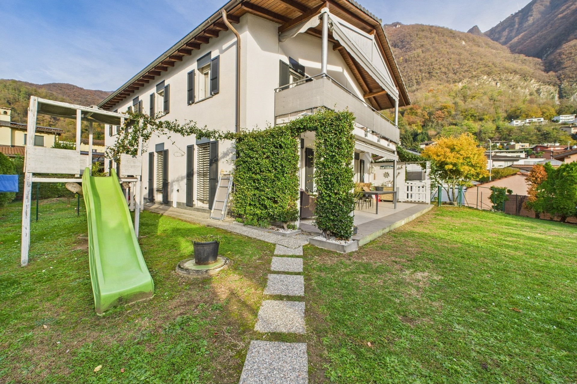 Haus mit Garten und Spielbereich