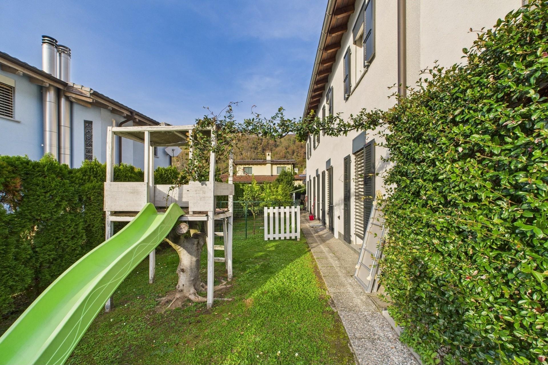 Garten mit Spielturm