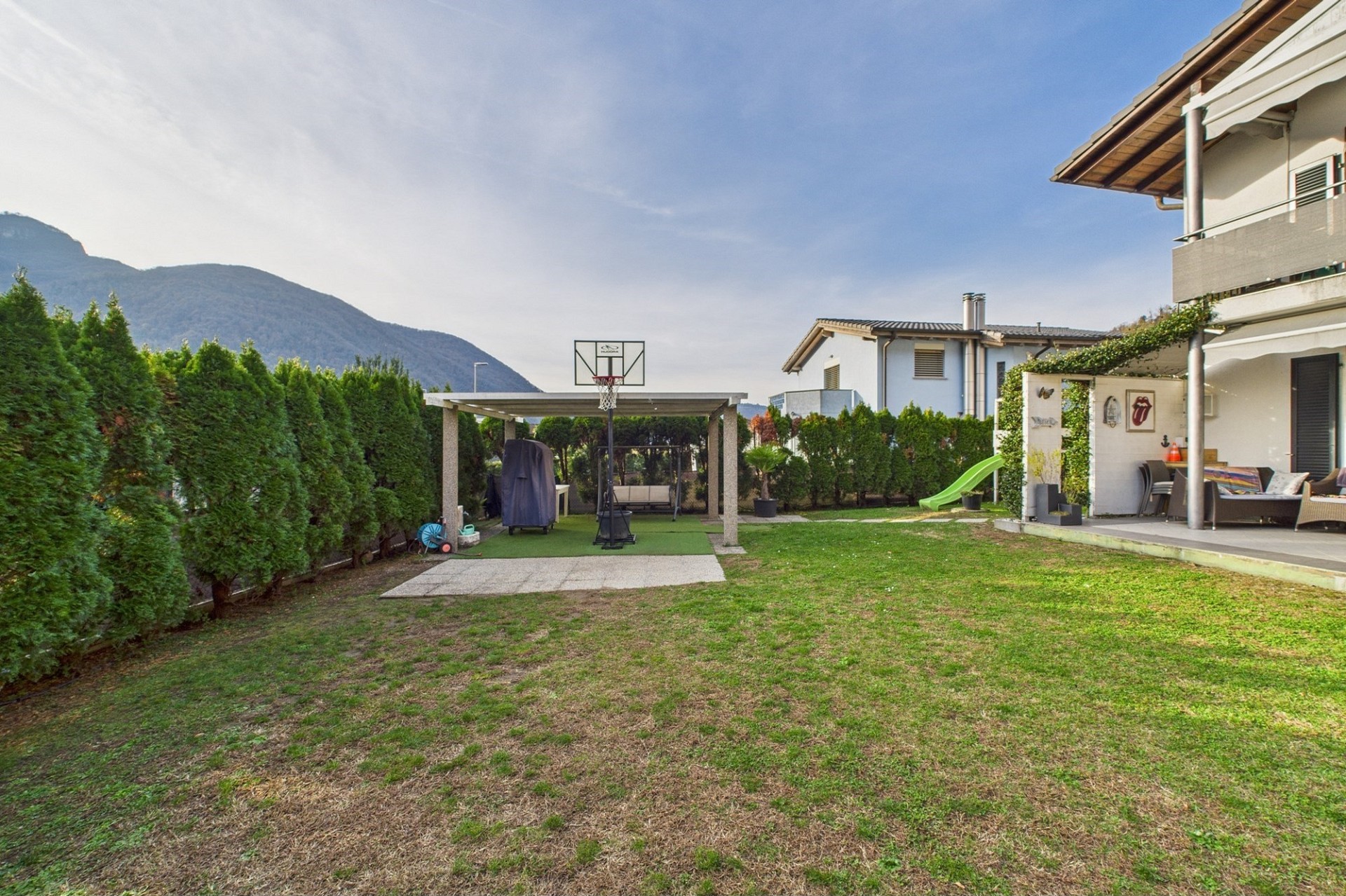 Großer Garten mit Terrasse und Bergblick