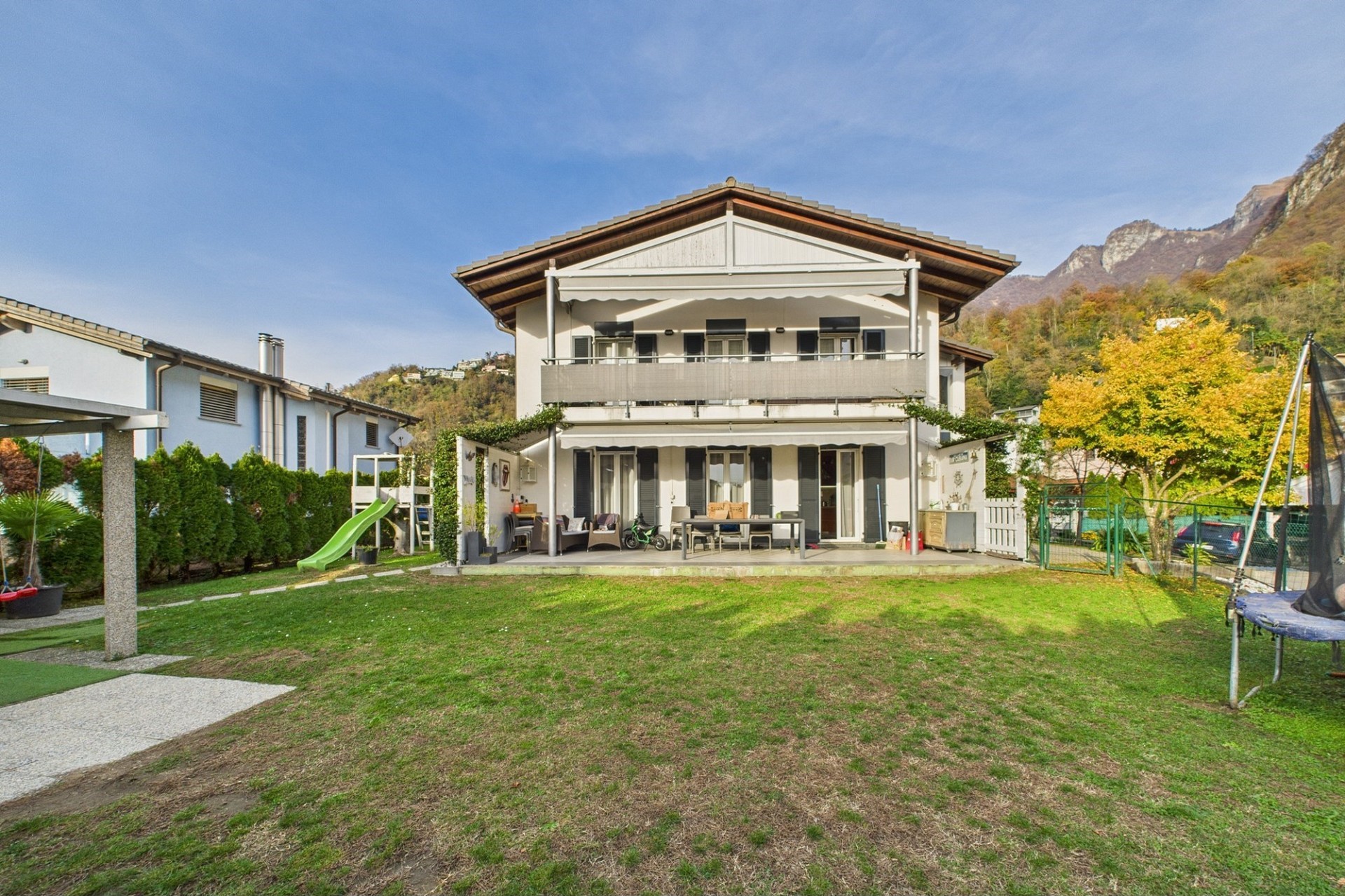 Großes Einfamilienhaus mit Garten und Bergkulisse