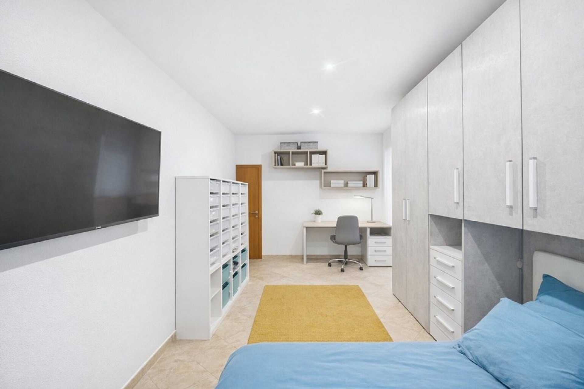 Modernes Schlafzimmer mit Arbeitsbereich