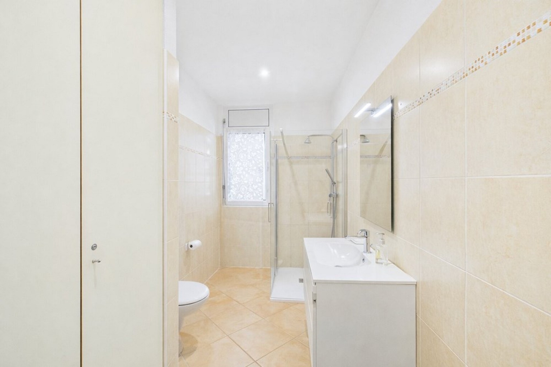 Helles Badezimmer mit Dusche und Waschtisch