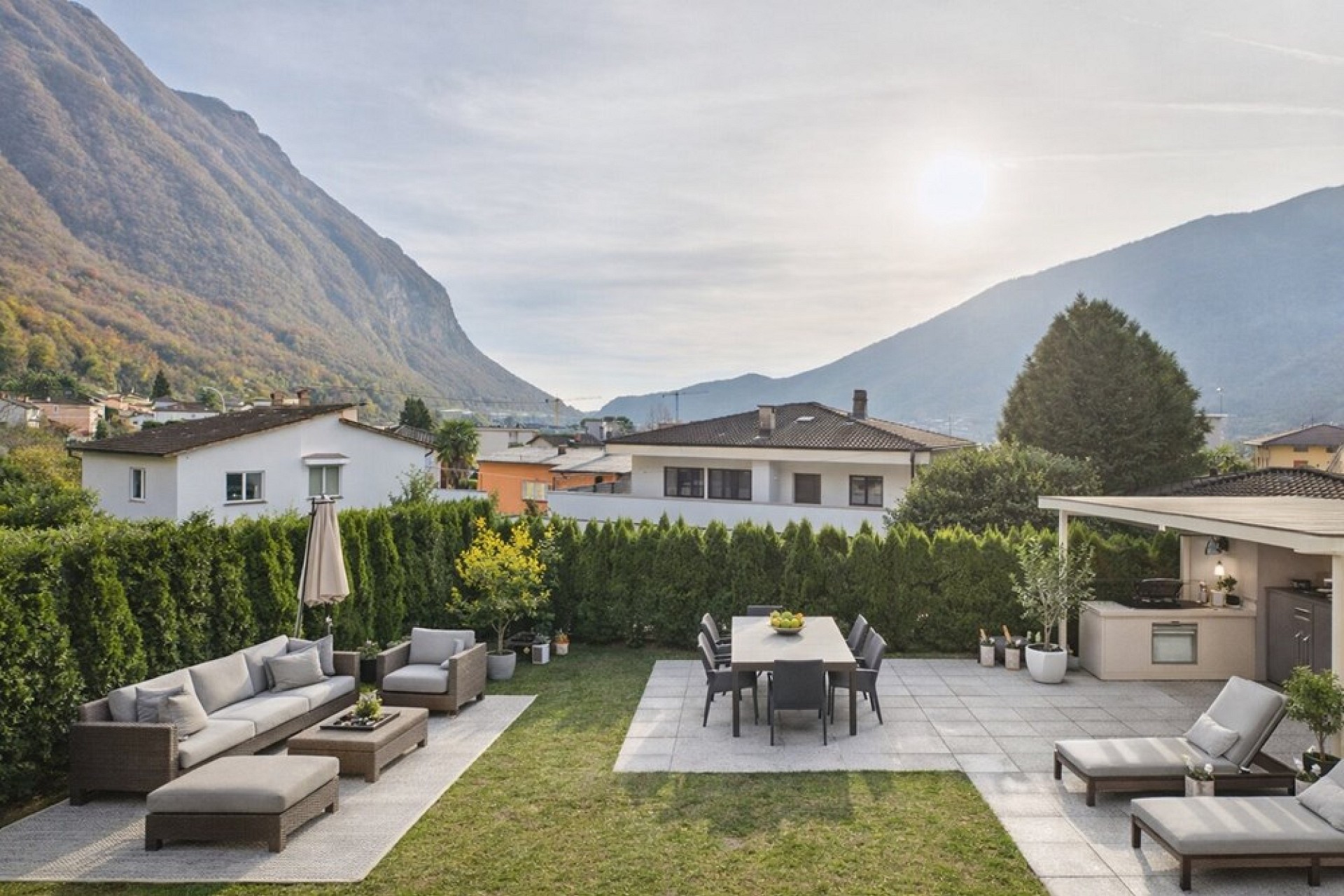 Garten mit Bergblick und Outdoor-Lounge