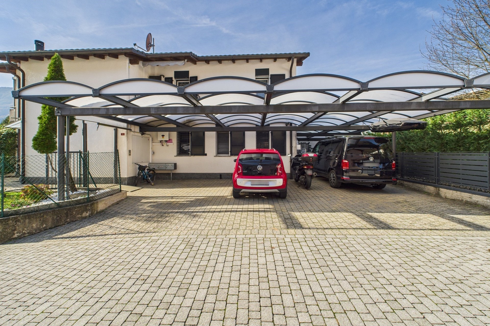 Überdachter Stellplatz vor dem Haus