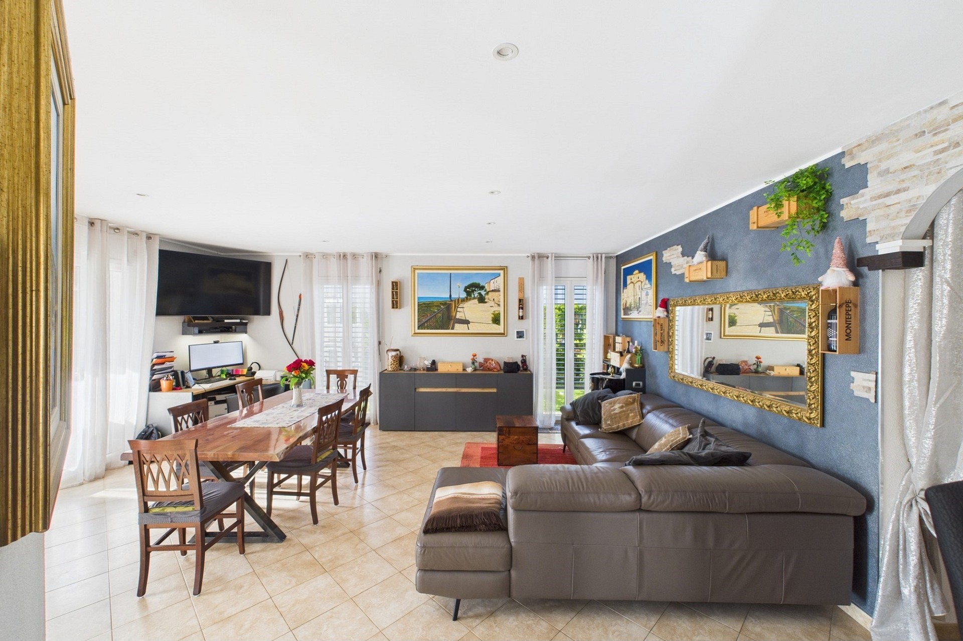 Wohn- und Essbereich mit TV und Sofa