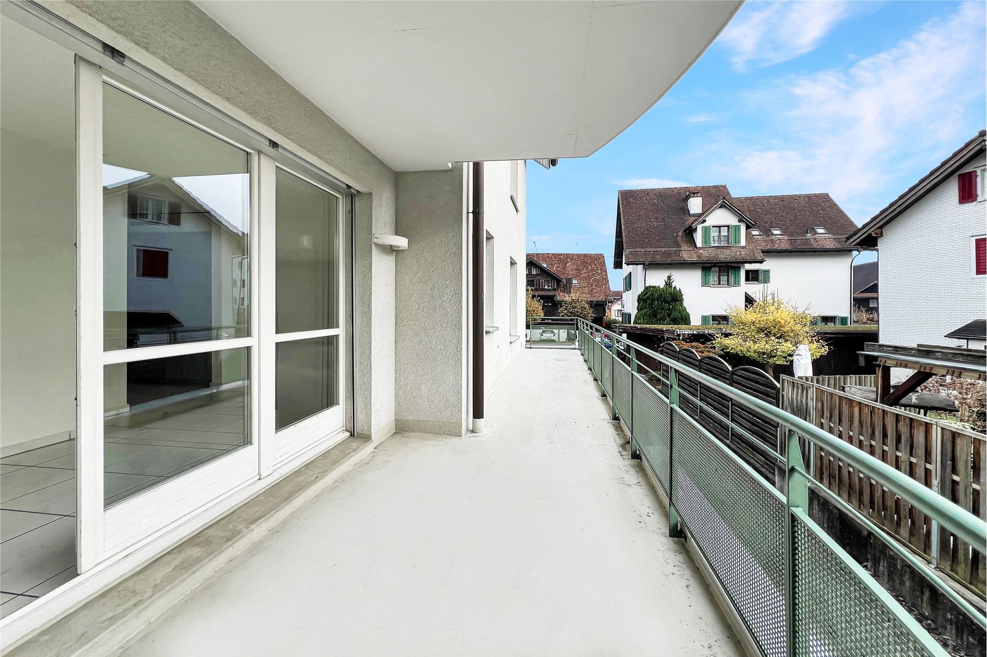 Balkon mit Blick auf Wohnhäuser