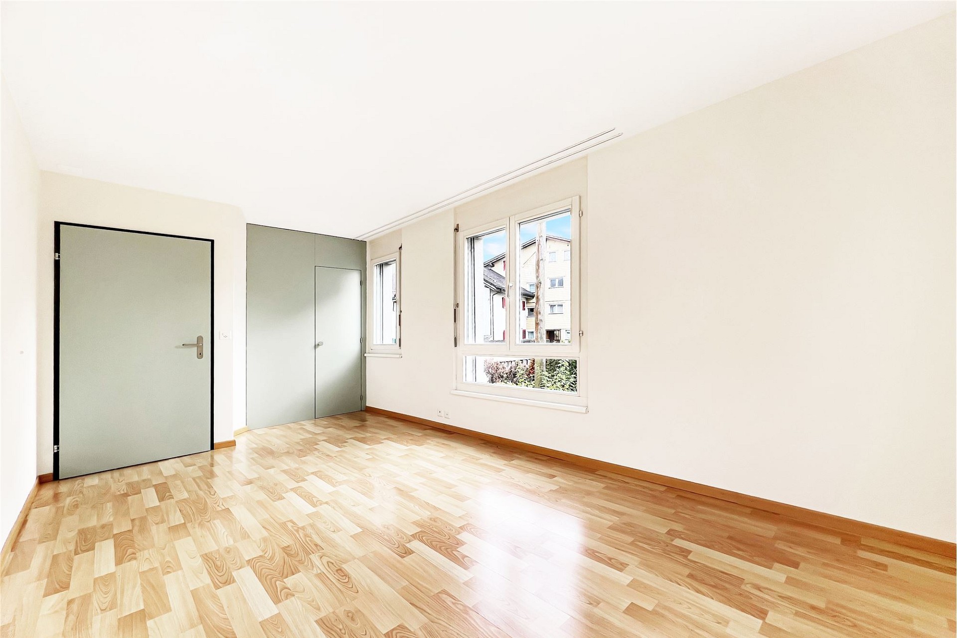 Heller leerer Raum mit Holzfußboden