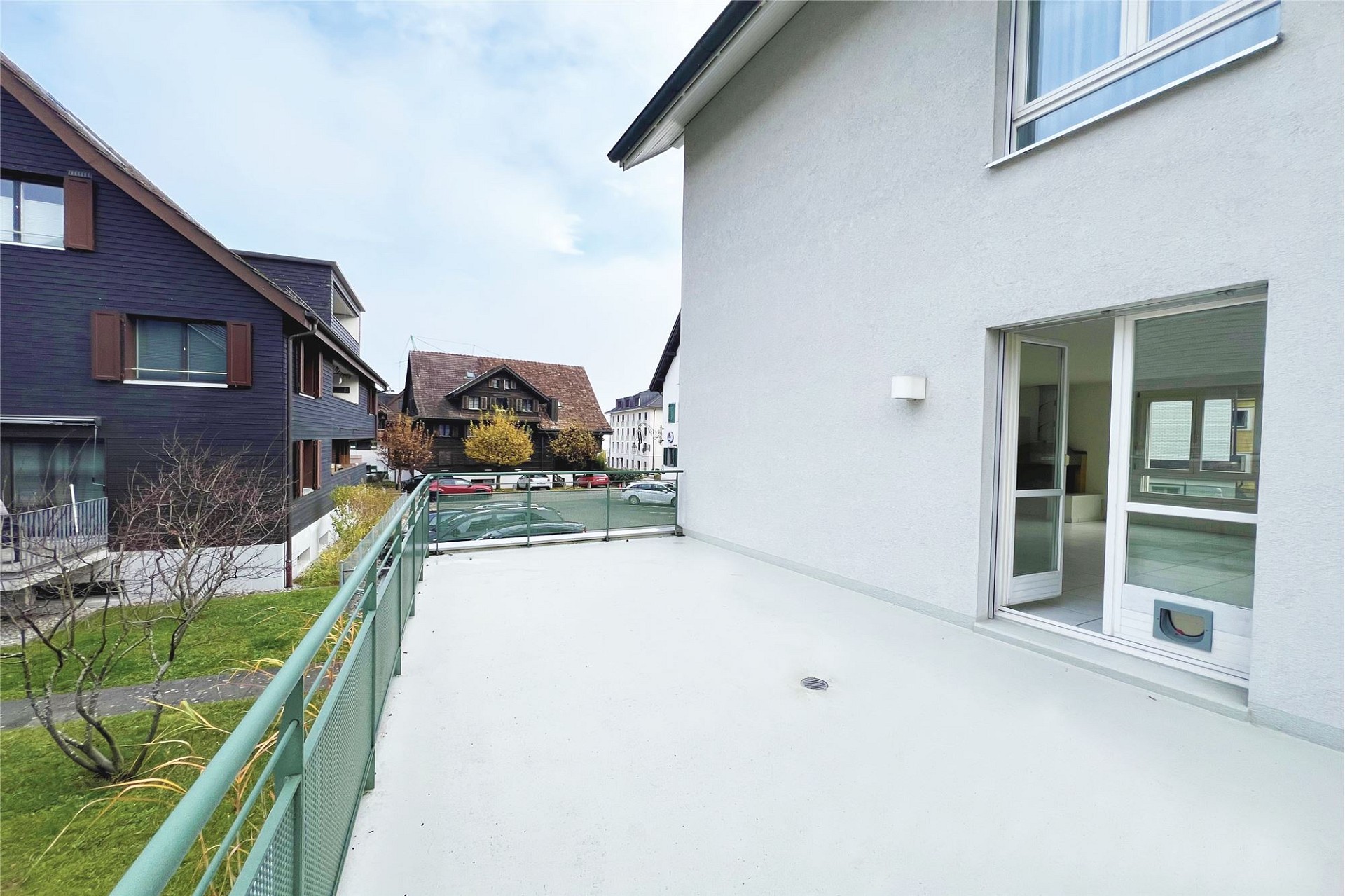 Balkon mit Blick ins Wohnumfeld