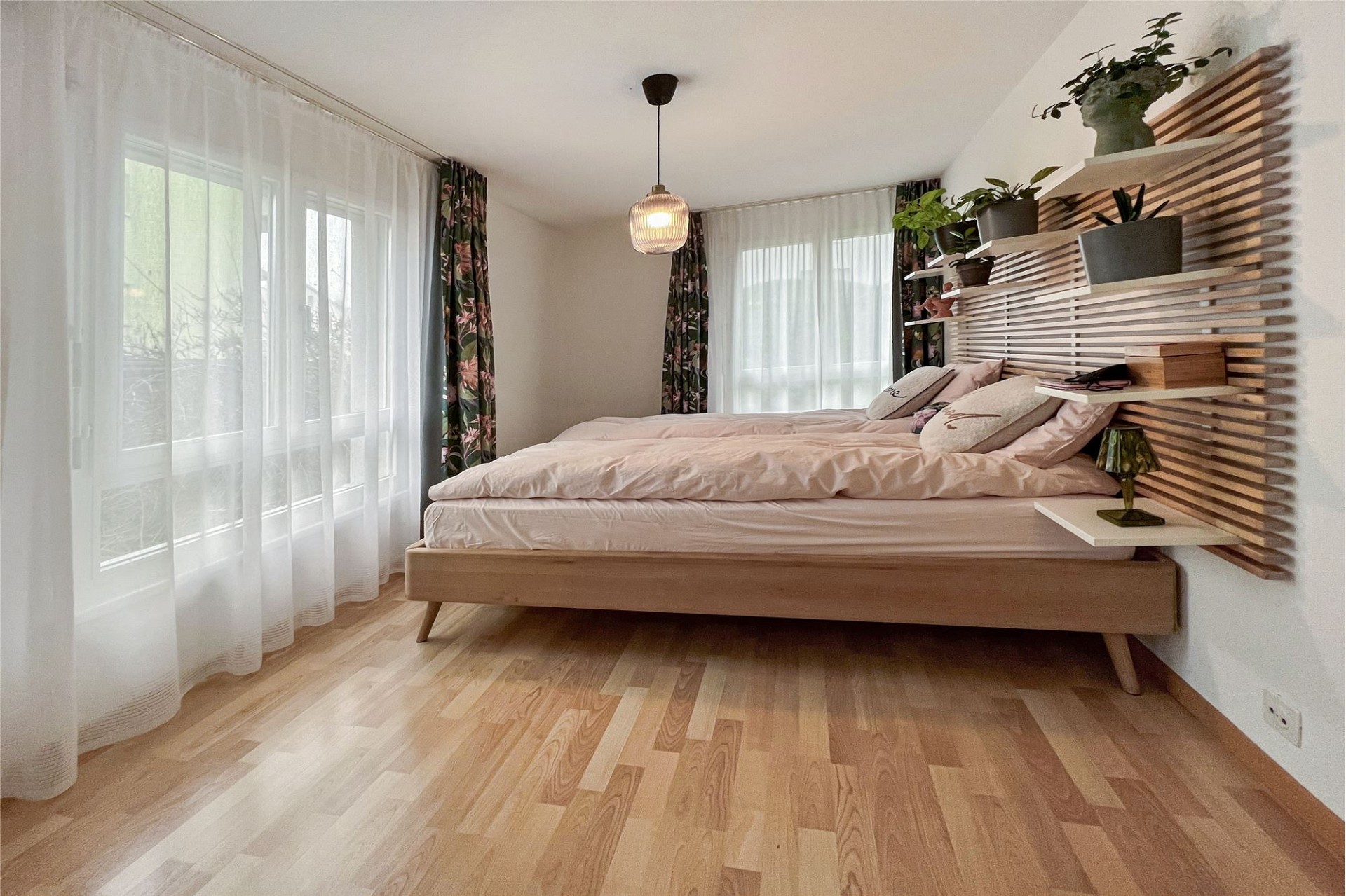Helles Schlafzimmer mit Holzdetails