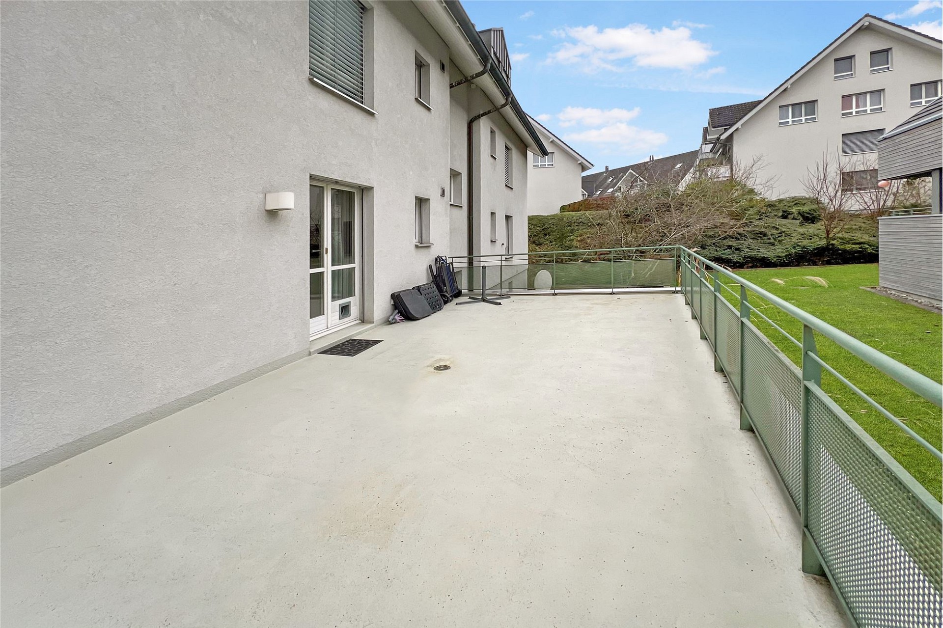 Terrasse mit Blick ins Wohnumfeld