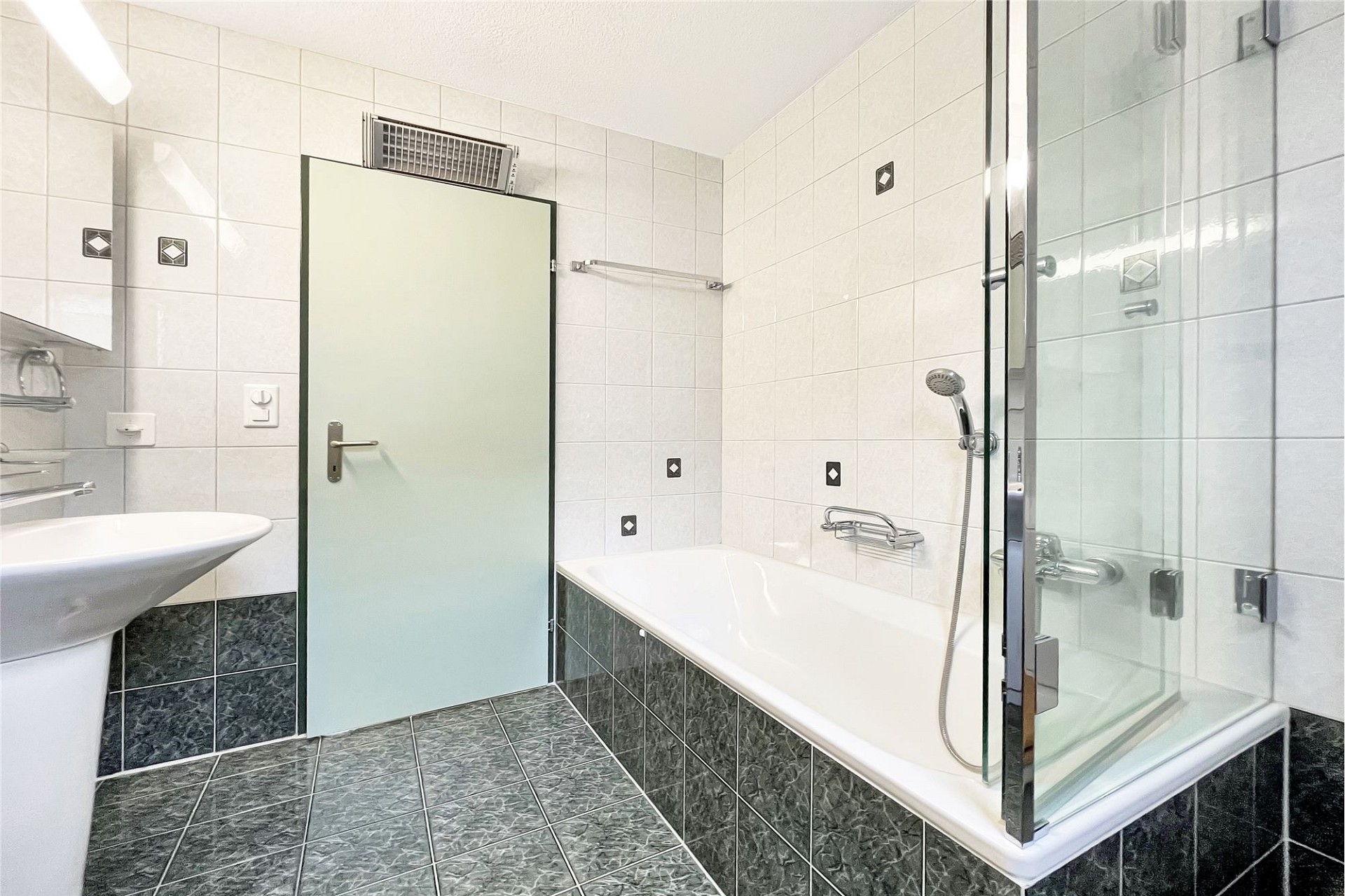 Modernes Badezimmer mit Wanne und Glasduschabtrennung