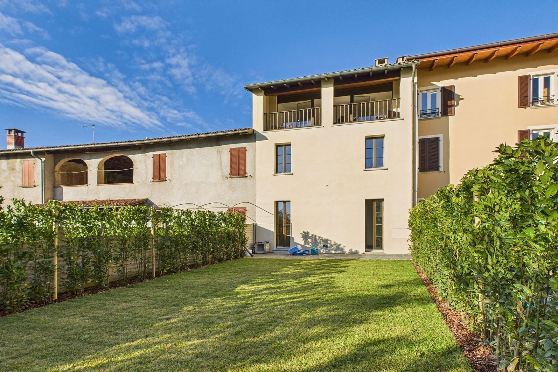 Außenansicht eines mediterranen Wohnhauses mit Garten