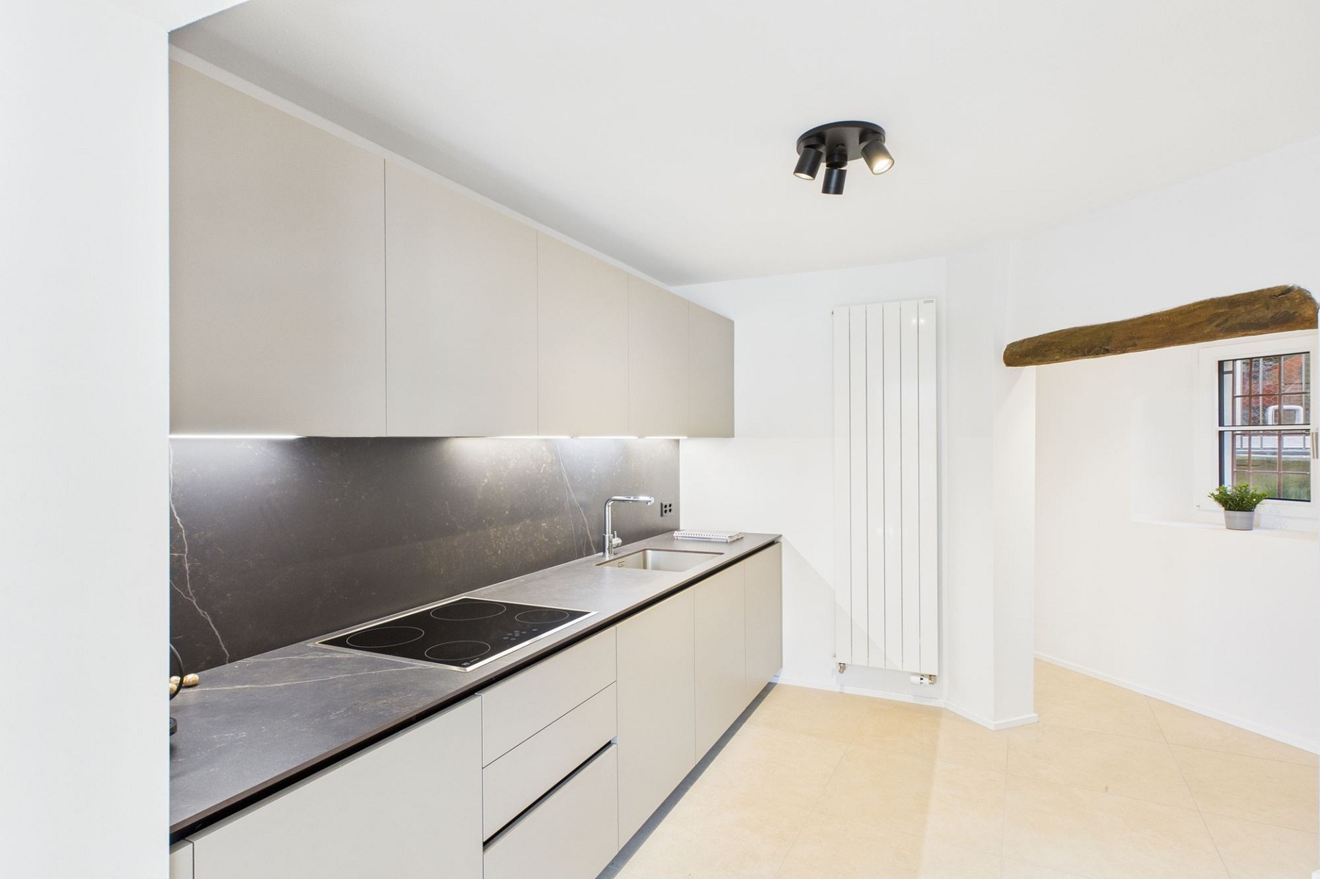 Moderne Küche mit heller Einbautenwand