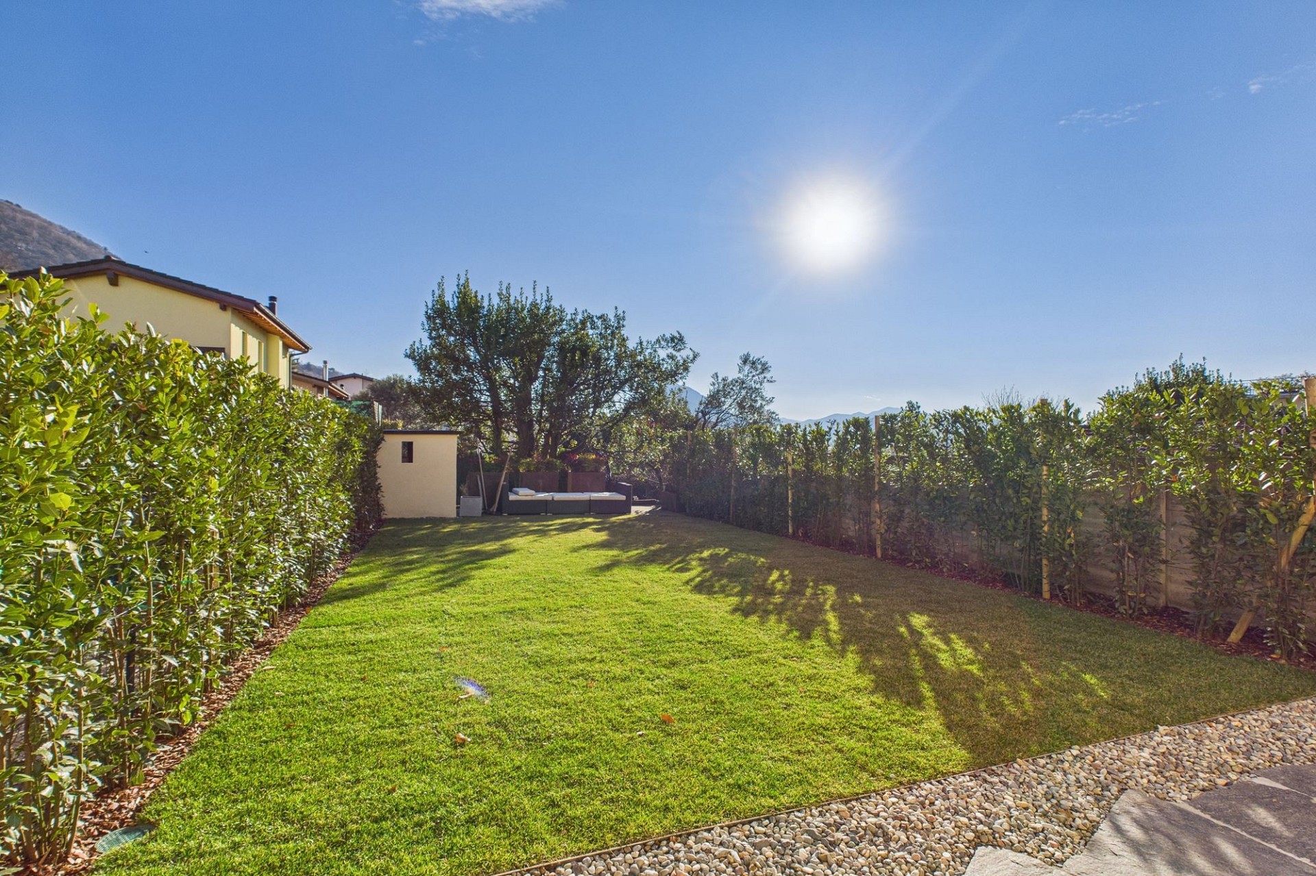 Großer, sonniger Garten mit Terrasse und Blick ins Grüne