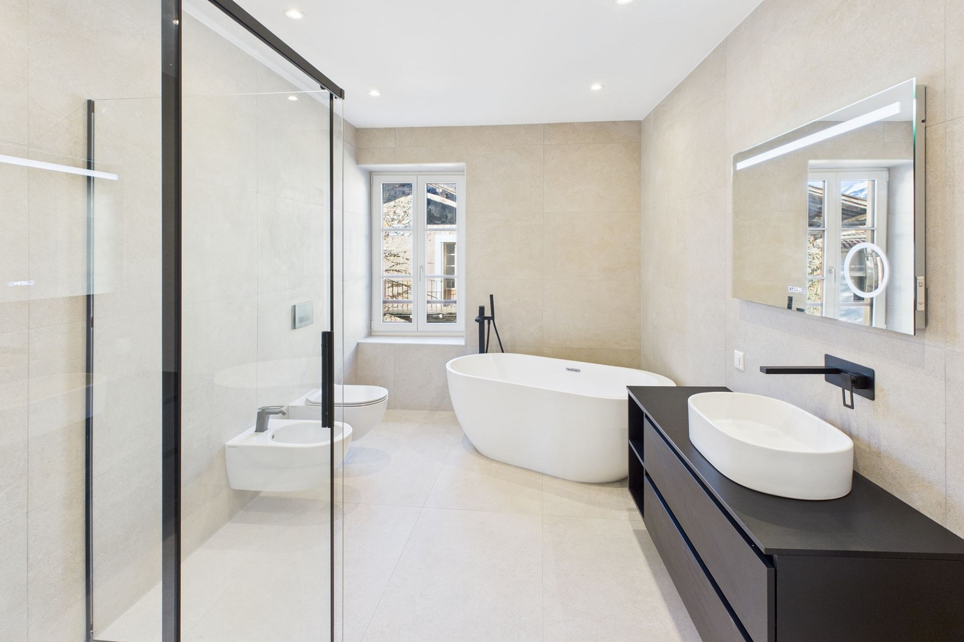 Modernes Badezimmer mit freistehender Wanne und Doppelwaschtisch