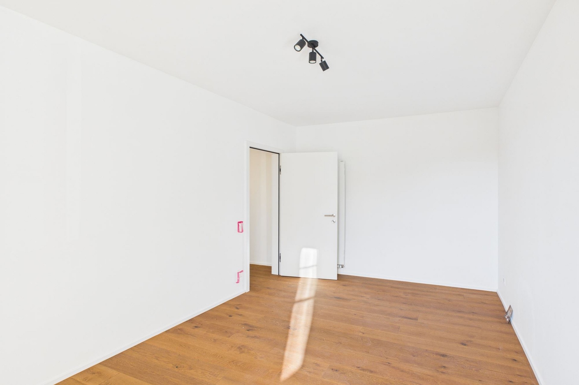 Leerer heller Raum mit Holzboden