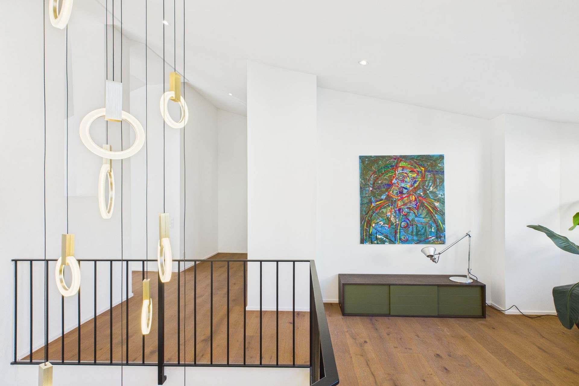 Modernes, helles Treppenpodest mit Galerie