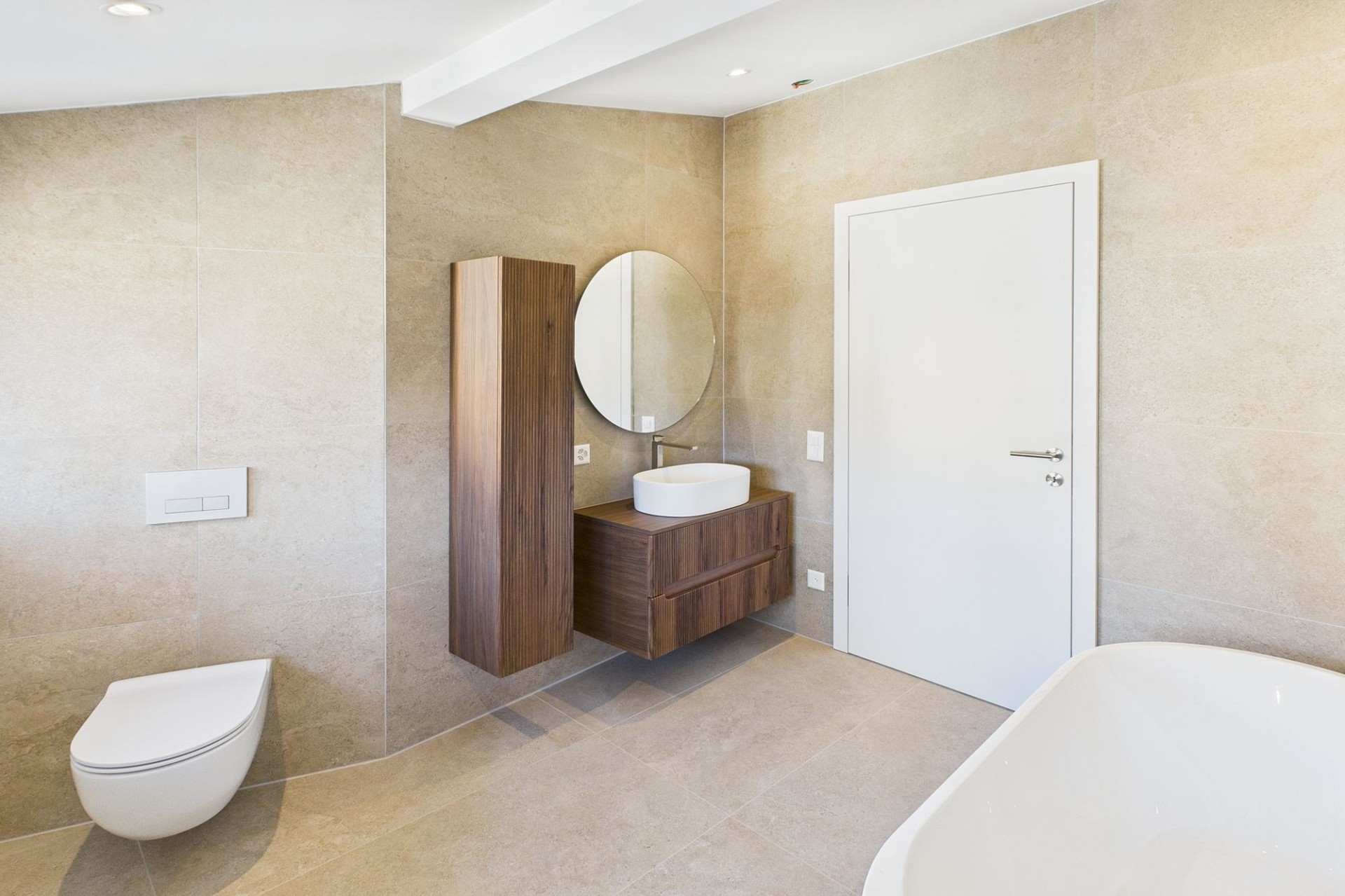 Modernes Badezimmer mit Natursteinoptik und Holzakzenten
