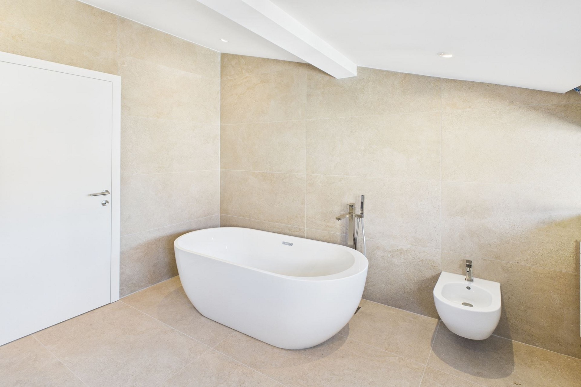 Modernes Badezimmer mit freistehender Wanne und Bidet