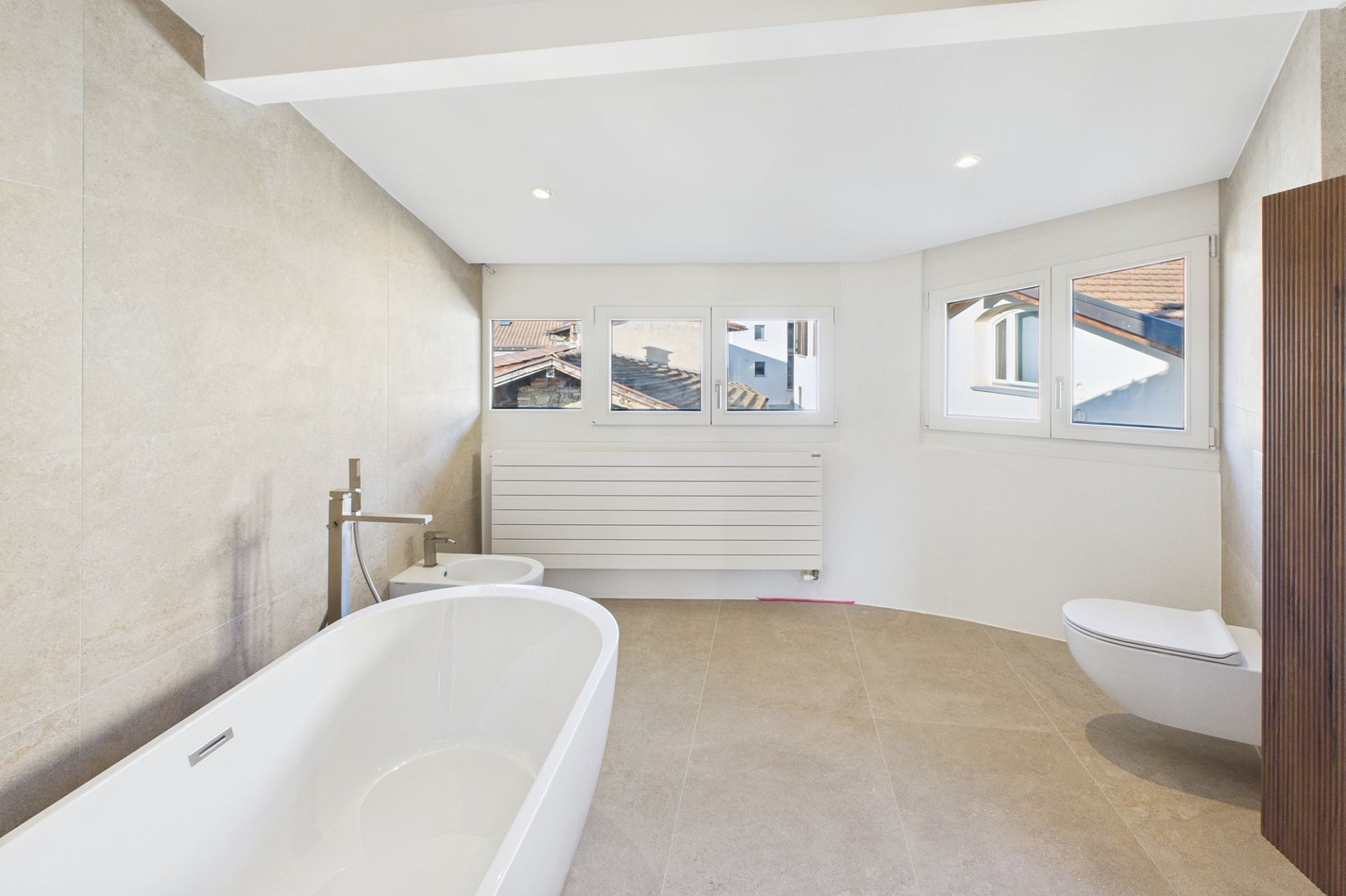 Modernes Badezimmer mit Badewanne und Dachfenstern
