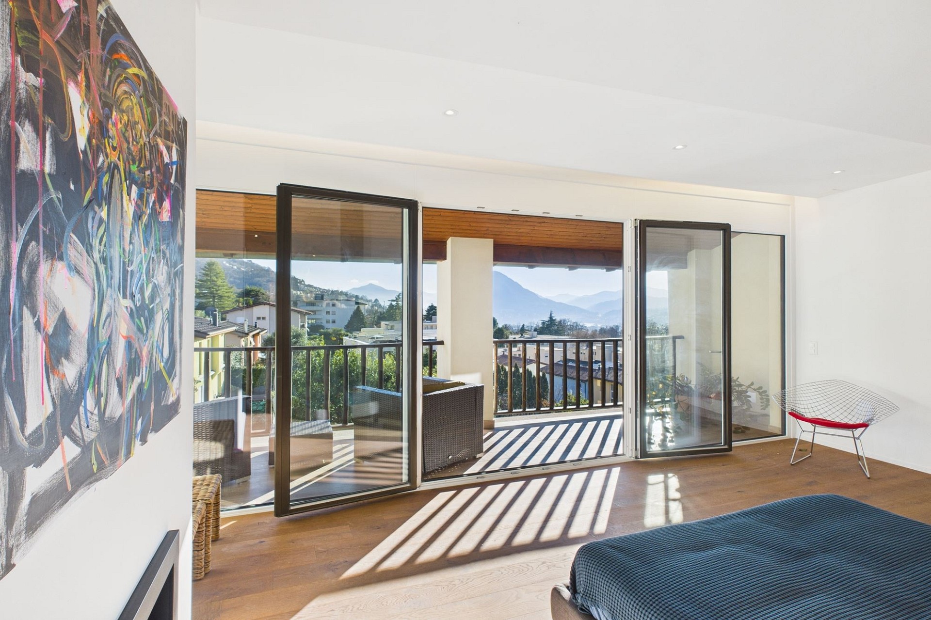 Helles Schlafzimmer mit Balkonblick