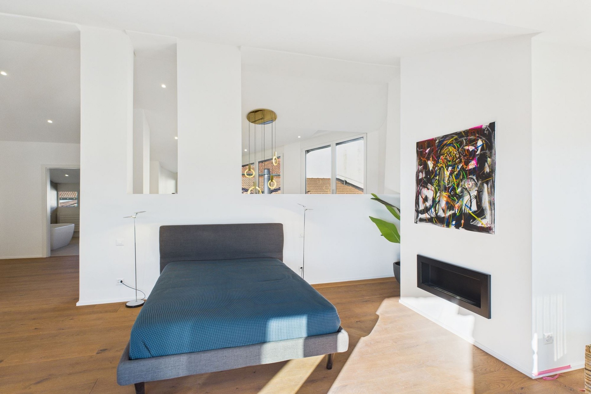 Modernes Schlafzimmer mit offener Raumhöhe
