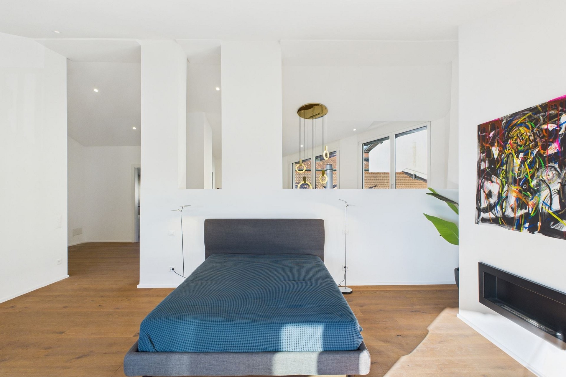 Modernes Schlafzimmer mit Galerieöffnung