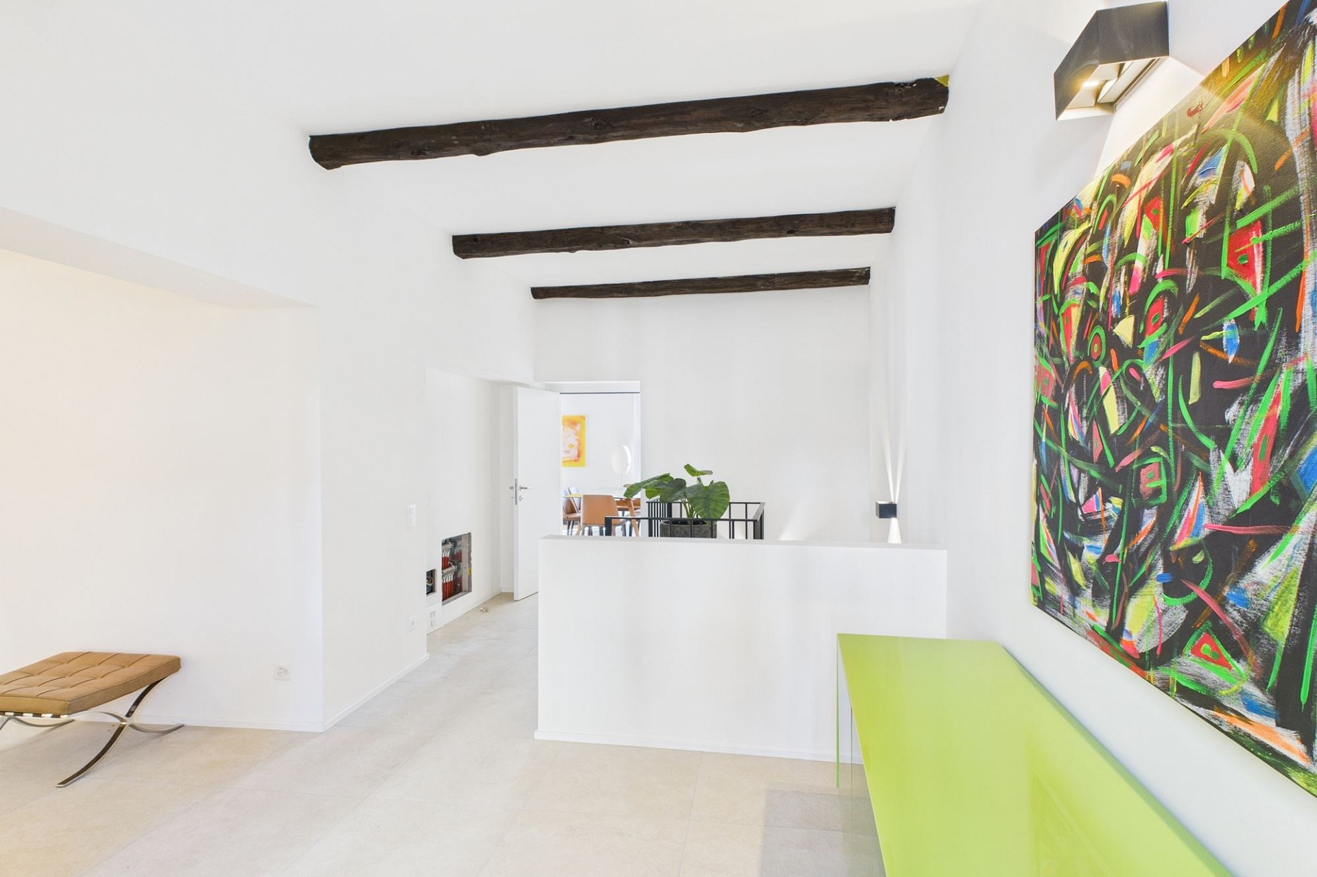 Modernes, offenes Interieur mit Kunstakzenten