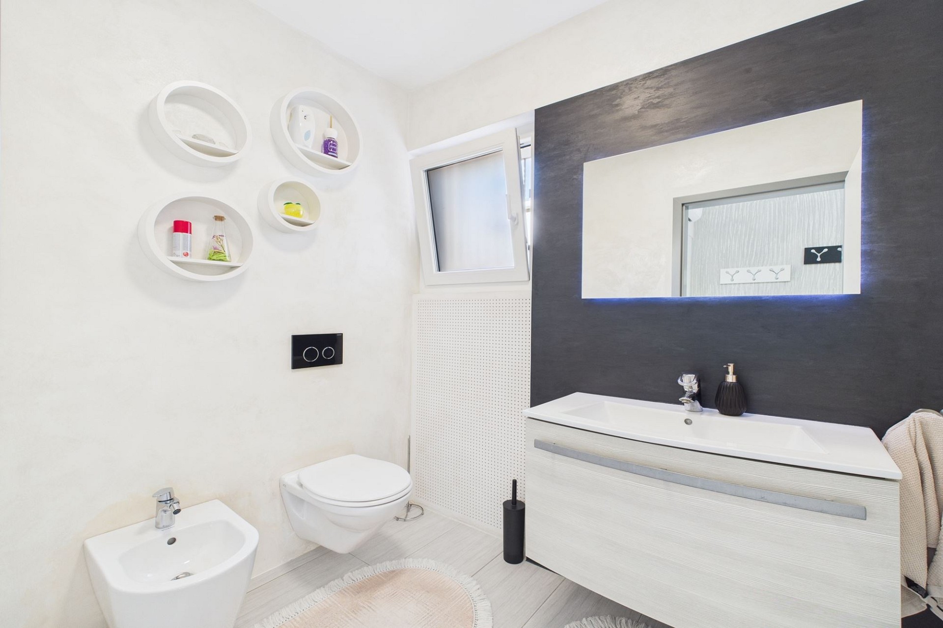 Modernes Badezimmer mit wandhängendem WC und Waschtisch