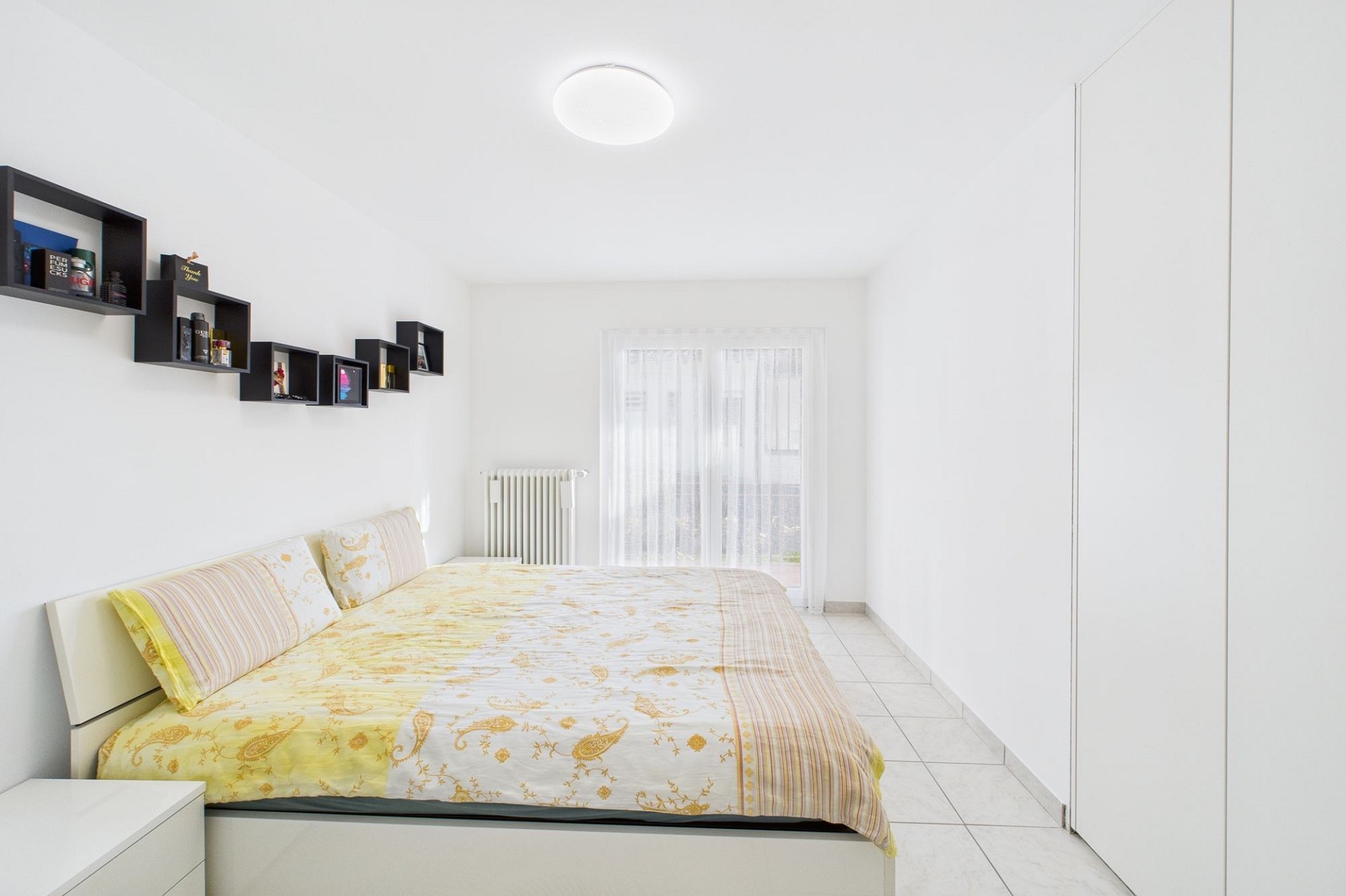 Helles Schlafzimmer mit schlichtem, modernem Ambiente