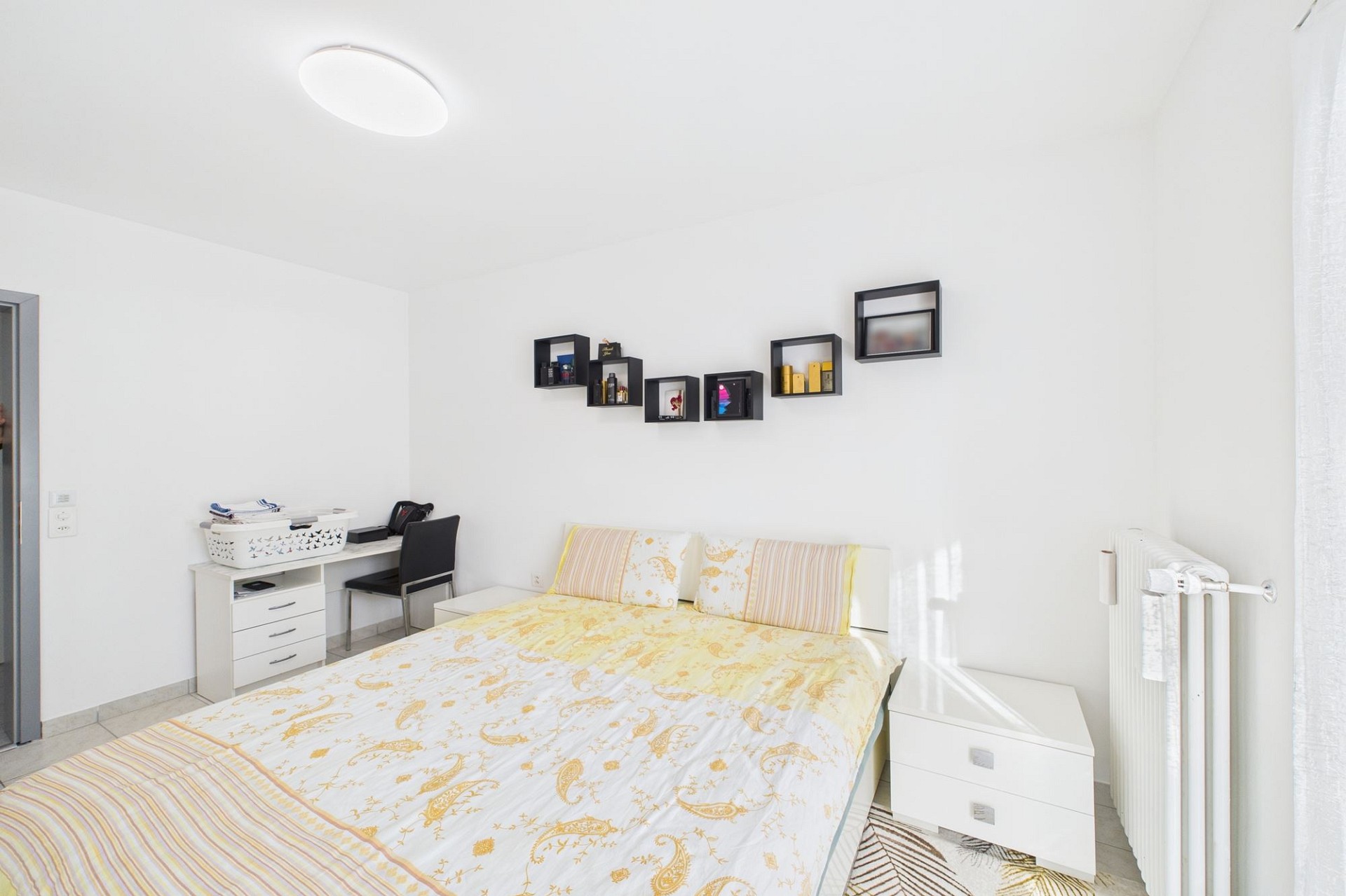 Helles Schlafzimmer mit Arbeitsbereich